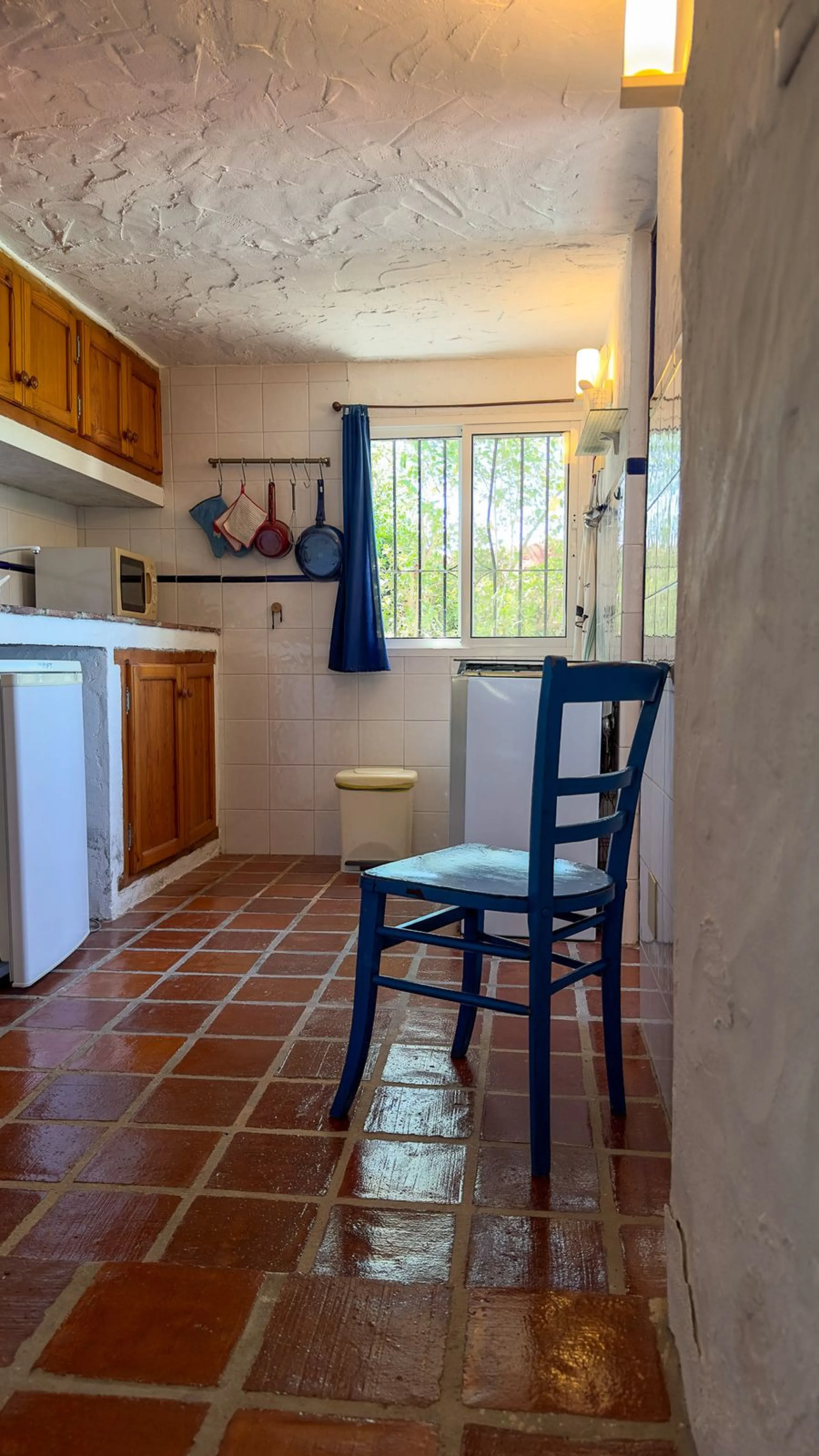 This hidden gem is nestled in a green oasis of nearly 4000m2, located 5 km from the lively village of Alhaurin el Grande, 20 km from the beaches of La Cala de Mijas, and 30 km from Malaga airport. Behind the walls of this historic estate lies a verdant wo