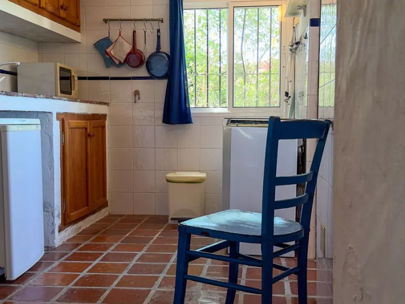 This hidden gem is nestled in a green oasis of nearly 4000m2, located 5 km from the lively village of Alhaurin el Grande, 20 km from the beaches of La Cala de Mijas, and 30 km from Malaga airport. Behind the walls of this historic estate lies a verdant wo