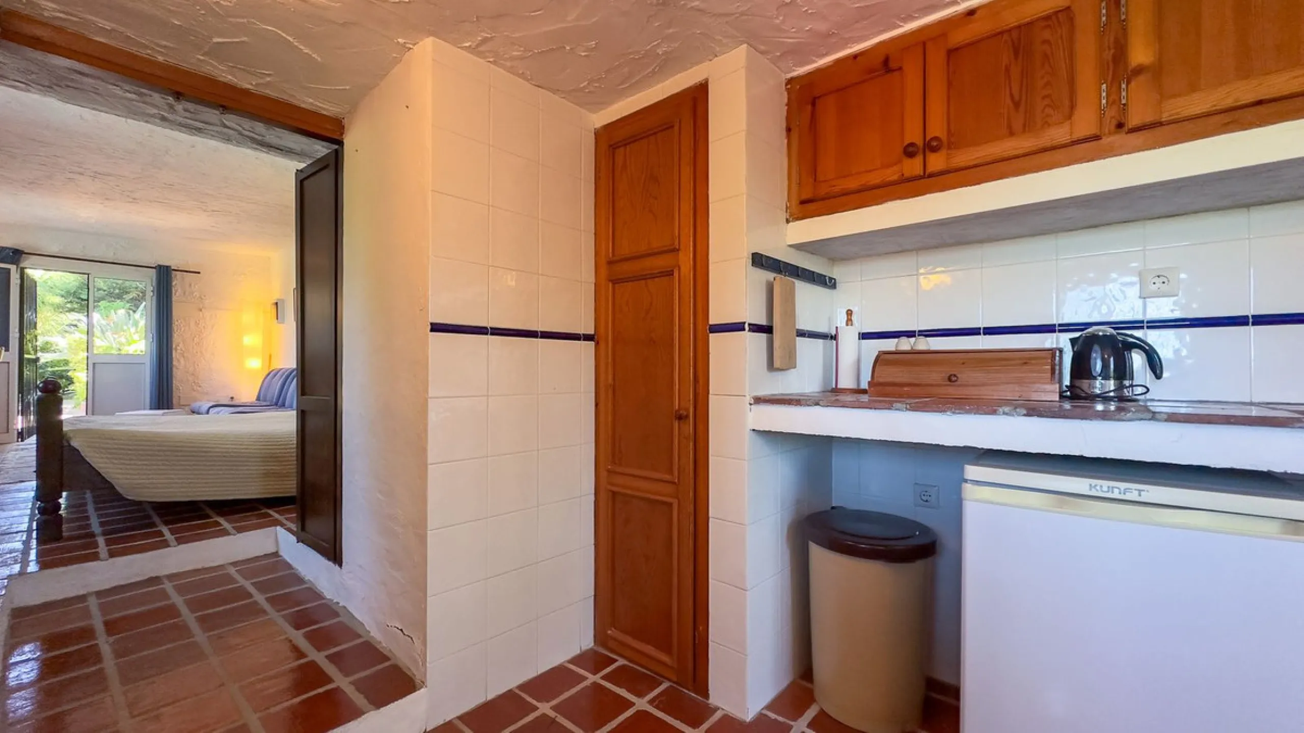 This hidden gem is nestled in a green oasis of nearly 4000m2, located 5 km from the lively village of Alhaurin el Grande, 20 km from the beaches of La Cala de Mijas, and 30 km from Malaga airport. Behind the walls of this historic estate lies a verdant wo