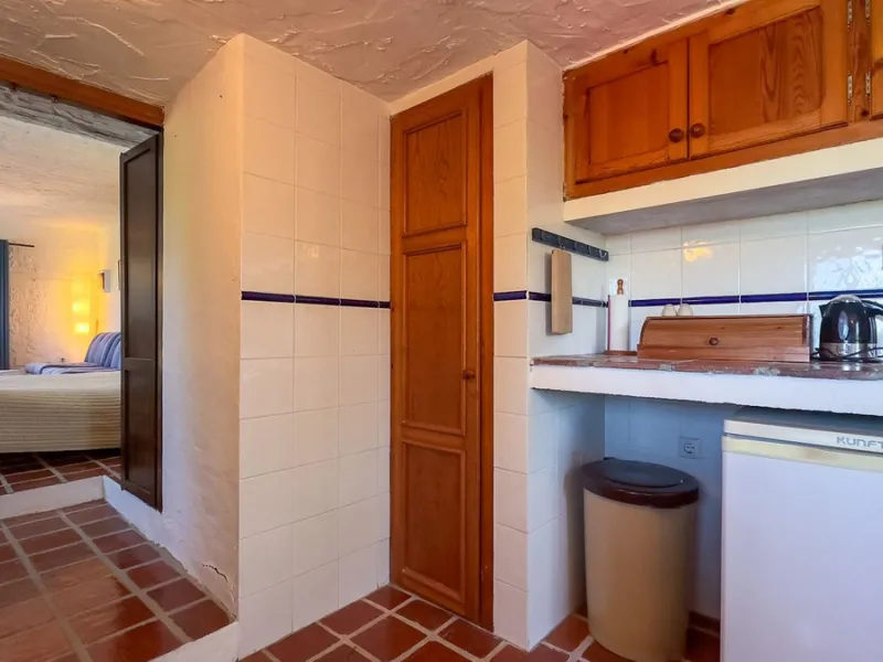 This hidden gem is nestled in a green oasis of nearly 4000m2, located 5 km from the lively village of Alhaurin el Grande, 20 km from the beaches of La Cala de Mijas, and 30 km from Malaga airport. Behind the walls of this historic estate lies a verdant wo
