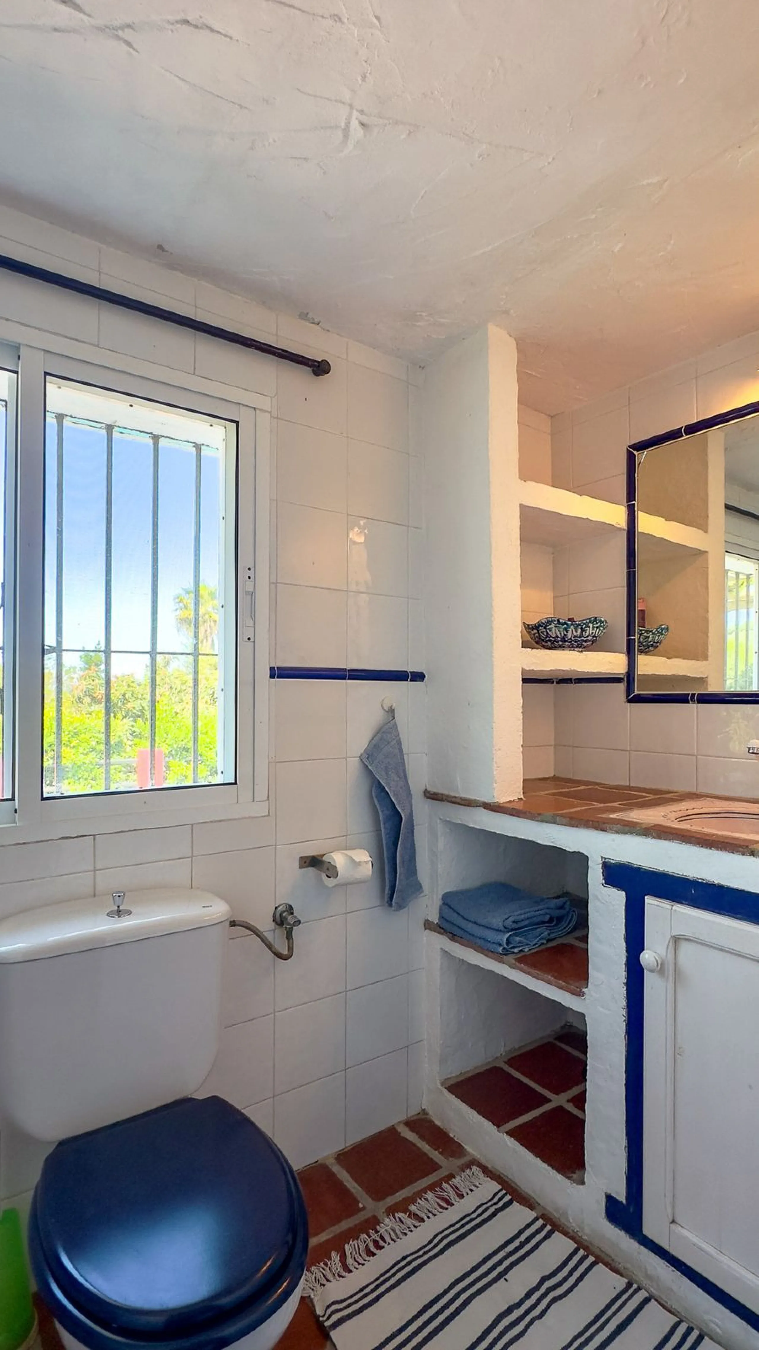 This hidden gem is nestled in a green oasis of nearly 4000m2, located 5 km from the lively village of Alhaurin el Grande, 20 km from the beaches of La Cala de Mijas, and 30 km from Malaga airport. Behind the walls of this historic estate lies a verdant wo