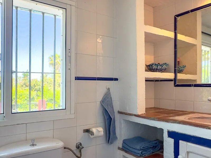 This hidden gem is nestled in a green oasis of nearly 4000m2, located 5 km from the lively village of Alhaurin el Grande, 20 km from the beaches of La Cala de Mijas, and 30 km from Malaga airport. Behind the walls of this historic estate lies a verdant wo