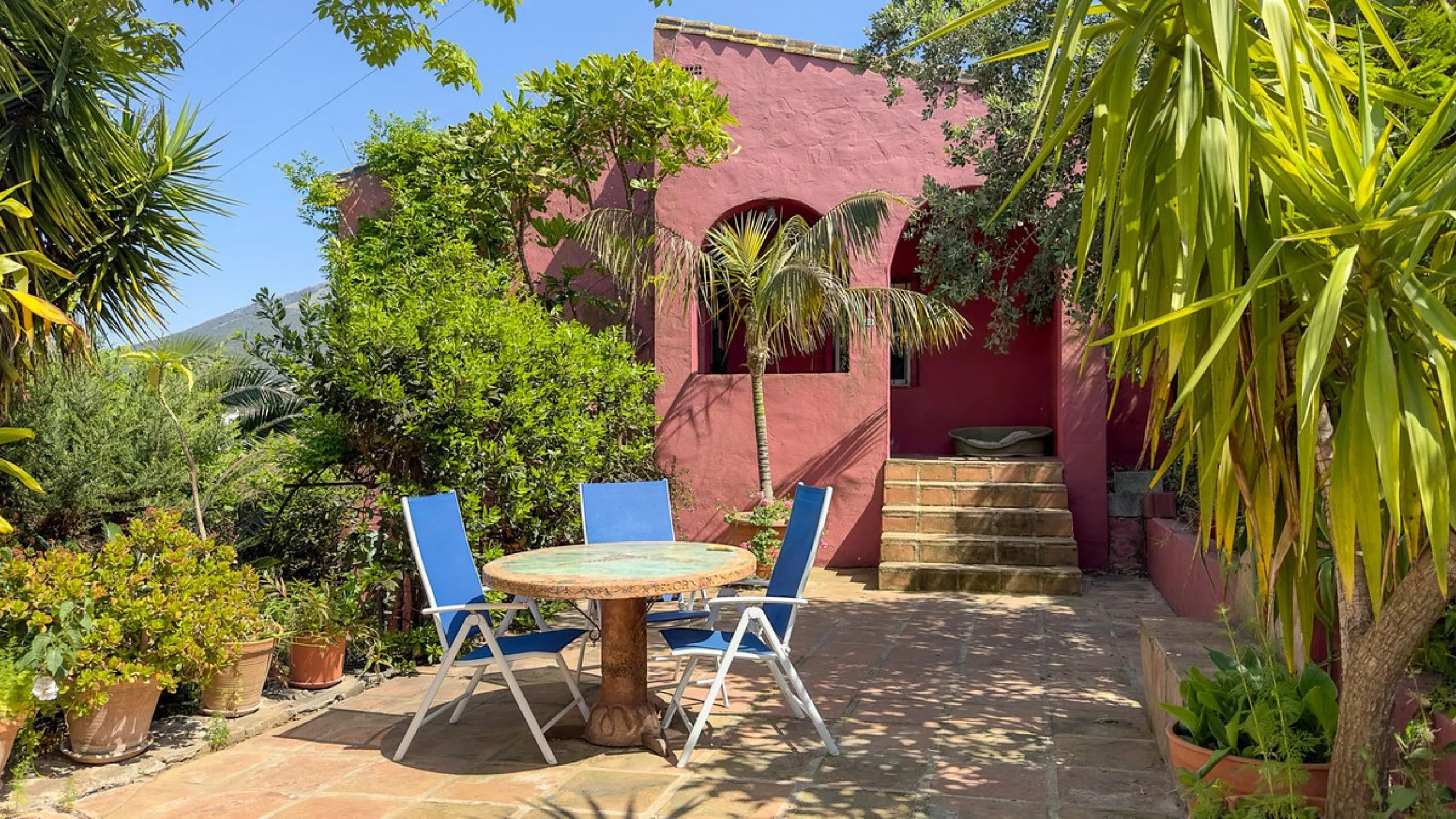 This hidden gem is nestled in a green oasis of nearly 4000m2, located 5 km from the lively village of Alhaurin el Grande, 20 km from the beaches of La Cala de Mijas, and 30 km from Malaga airport. Behind the walls of this historic estate lies a verdant wo