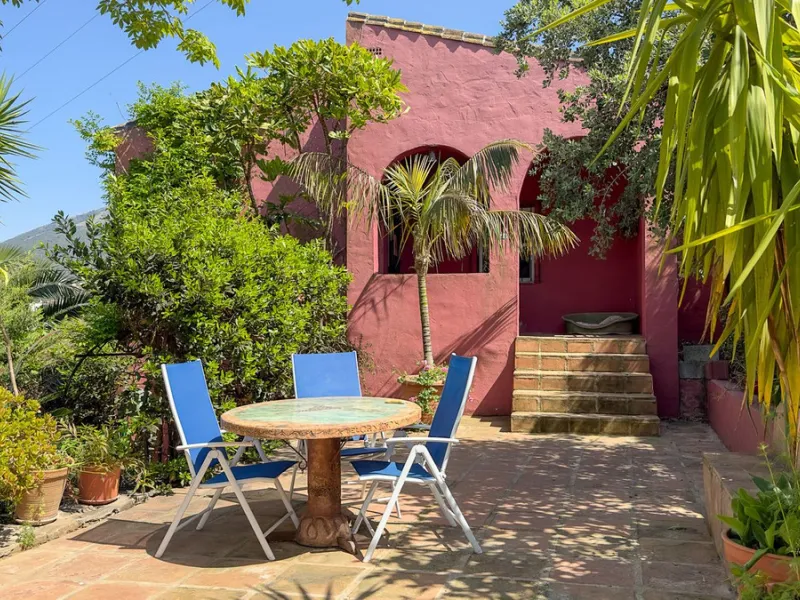 This hidden gem is nestled in a green oasis of nearly 4000m2, located 5 km from the lively village of Alhaurin el Grande, 20 km from the beaches of La Cala de Mijas, and 30 km from Malaga airport. Behind the walls of this historic estate lies a verdant wo