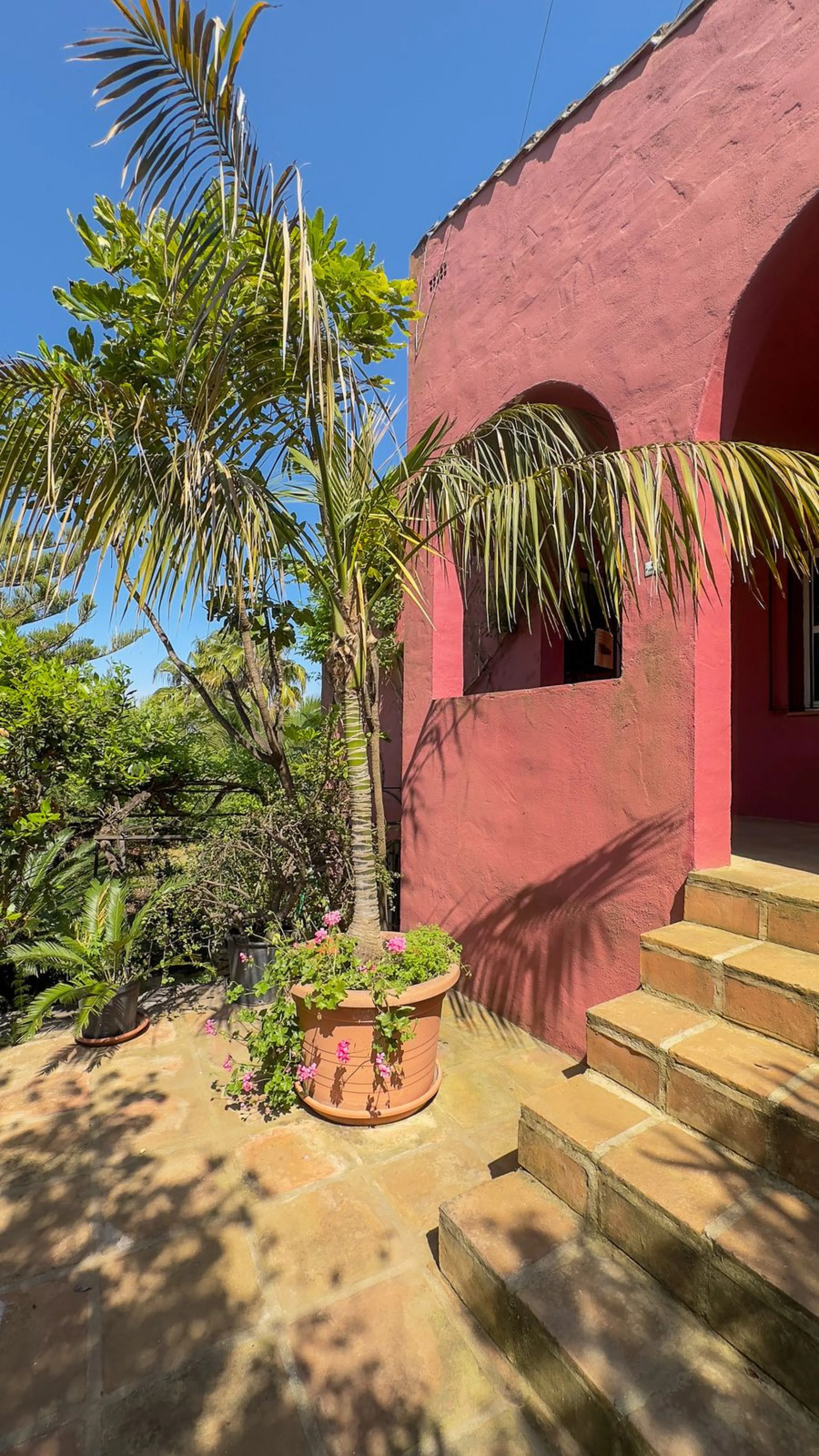 This hidden gem is nestled in a green oasis of nearly 4000m2, located 5 km from the lively village of Alhaurin el Grande, 20 km from the beaches of La Cala de Mijas, and 30 km from Malaga airport. Behind the walls of this historic estate lies a verdant wo