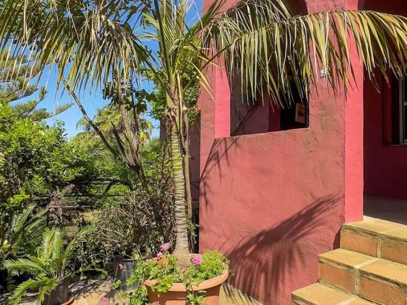 This hidden gem is nestled in a green oasis of nearly 4000m2, located 5 km from the lively village of Alhaurin el Grande, 20 km from the beaches of La Cala de Mijas, and 30 km from Malaga airport. Behind the walls of this historic estate lies a verdant wo