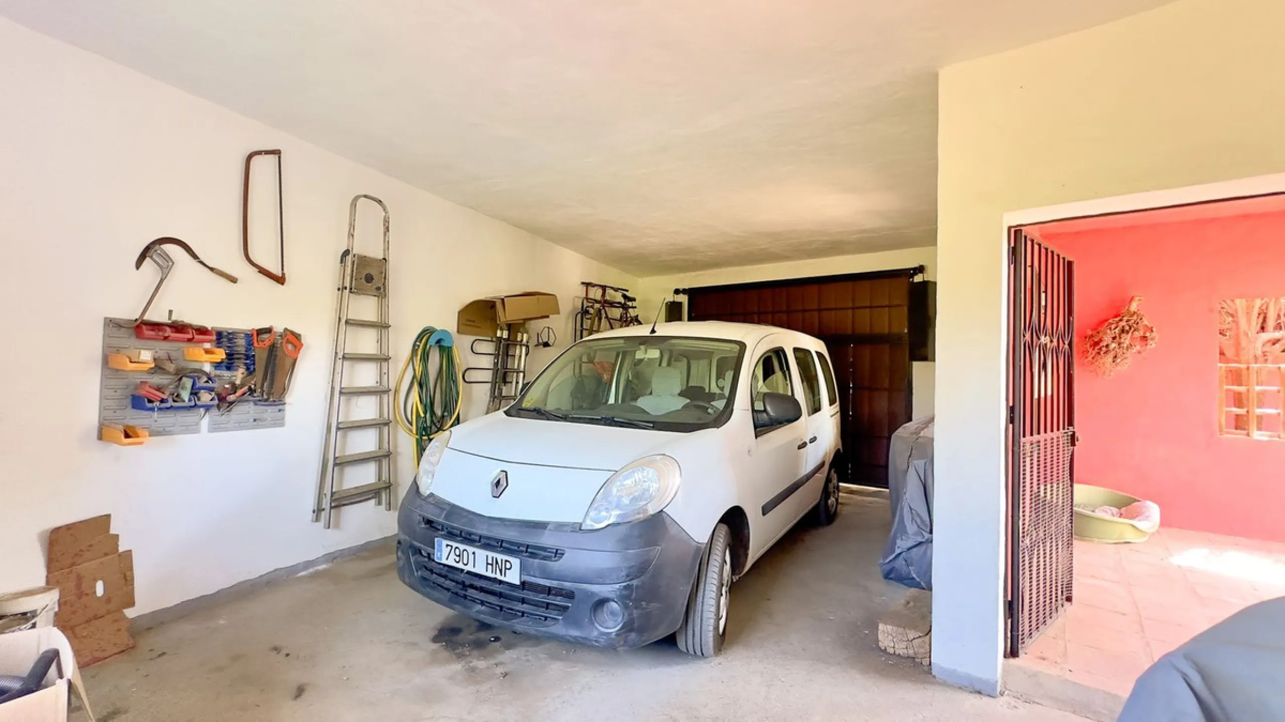 This hidden gem is nestled in a green oasis of nearly 4000m2, located 5 km from the lively village of Alhaurin el Grande, 20 km from the beaches of La Cala de Mijas, and 30 km from Malaga airport. Behind the walls of this historic estate lies a verdant wo