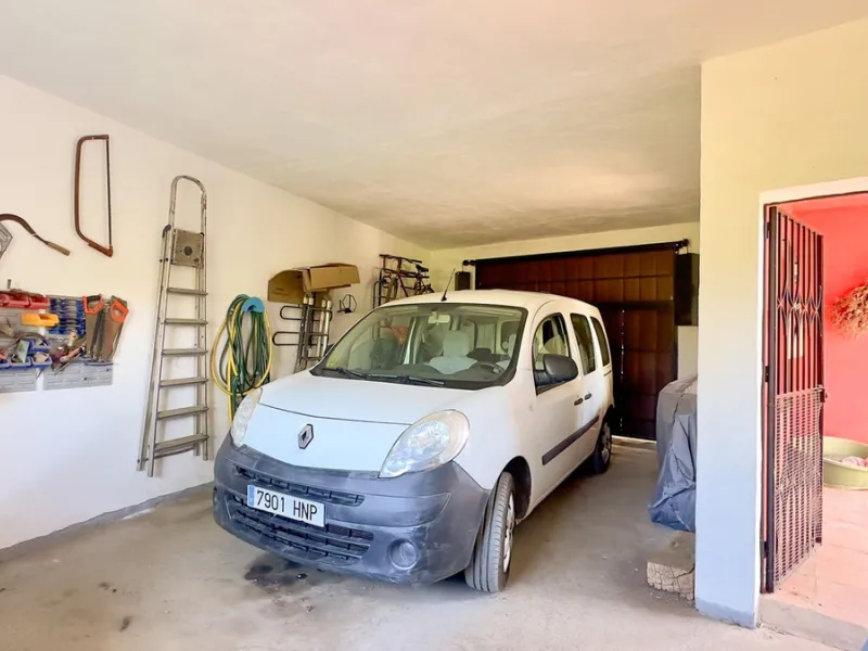 This hidden gem is nestled in a green oasis of nearly 4000m2, located 5 km from the lively village of Alhaurin el Grande, 20 km from the beaches of La Cala de Mijas, and 30 km from Malaga airport. Behind the walls of this historic estate lies a verdant wo