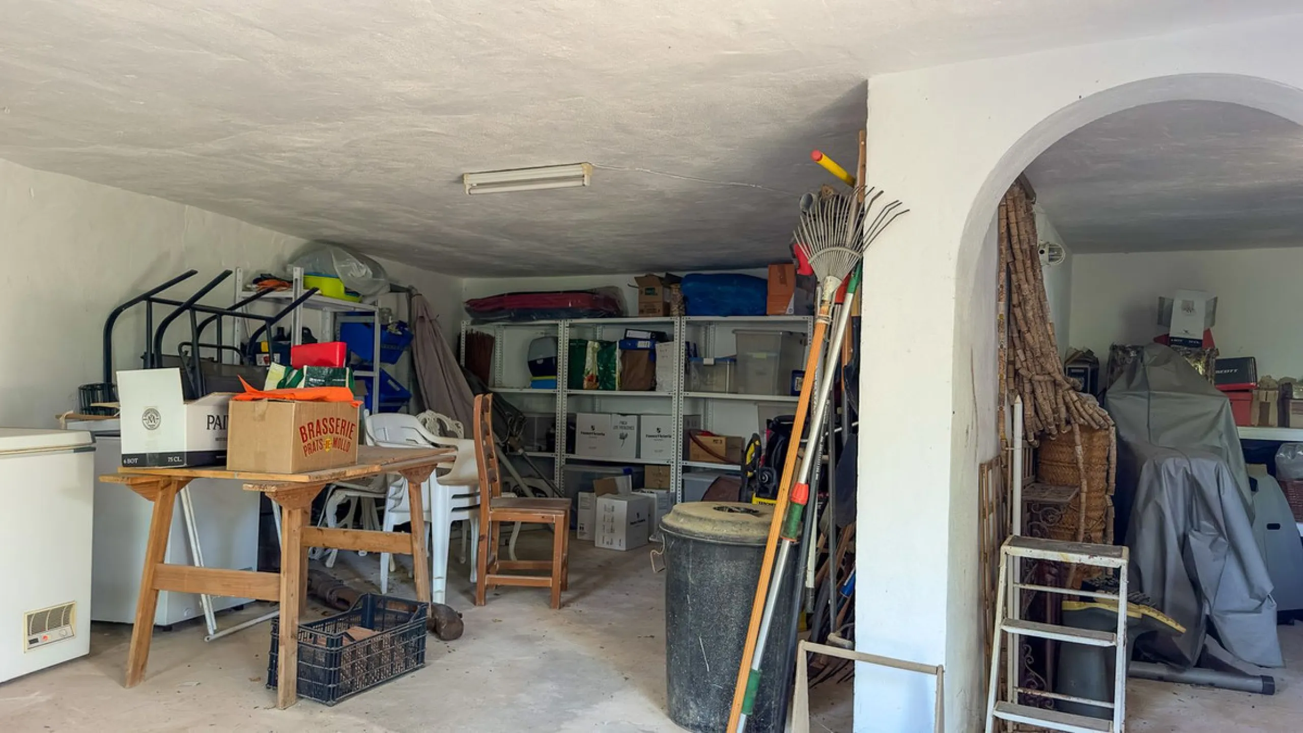 This hidden gem is nestled in a green oasis of nearly 4000m2, located 5 km from the lively village of Alhaurin el Grande, 20 km from the beaches of La Cala de Mijas, and 30 km from Malaga airport. Behind the walls of this historic estate lies a verdant wo