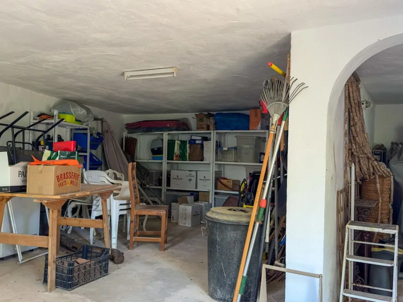 This hidden gem is nestled in a green oasis of nearly 4000m2, located 5 km from the lively village of Alhaurin el Grande, 20 km from the beaches of La Cala de Mijas, and 30 km from Malaga airport. Behind the walls of this historic estate lies a verdant wo