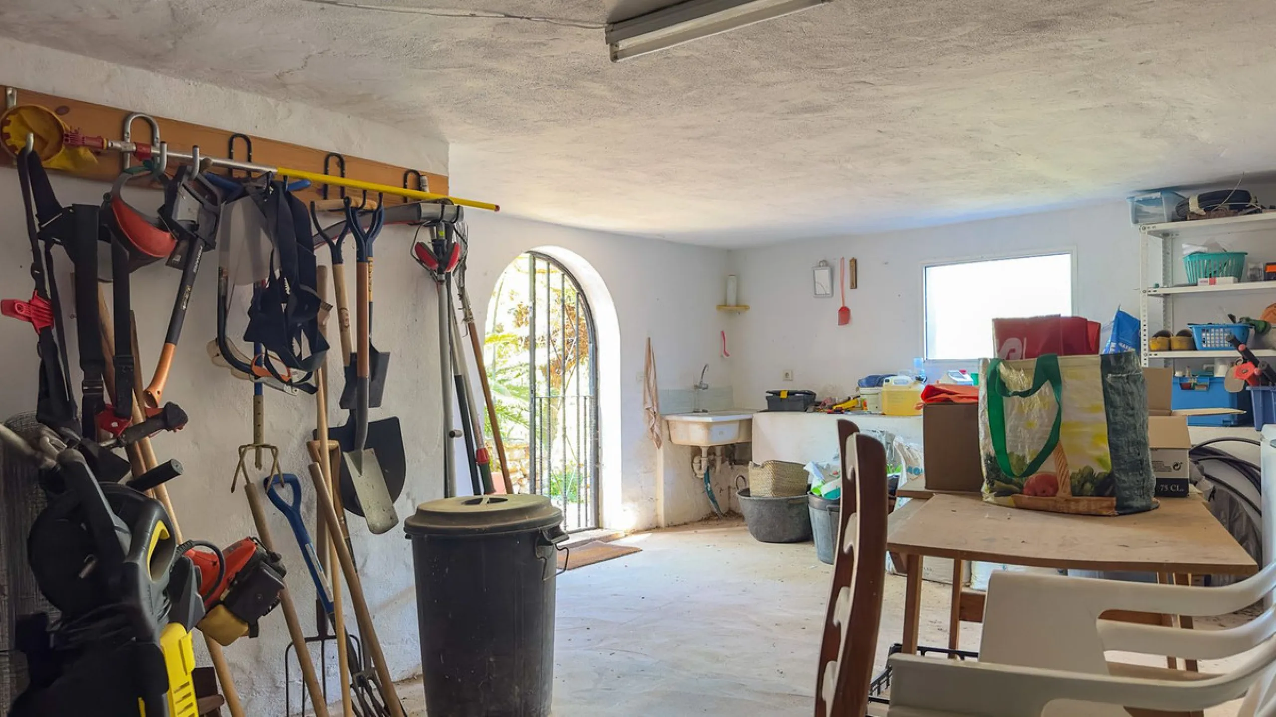 This hidden gem is nestled in a green oasis of nearly 4000m2, located 5 km from the lively village of Alhaurin el Grande, 20 km from the beaches of La Cala de Mijas, and 30 km from Malaga airport. Behind the walls of this historic estate lies a verdant wo