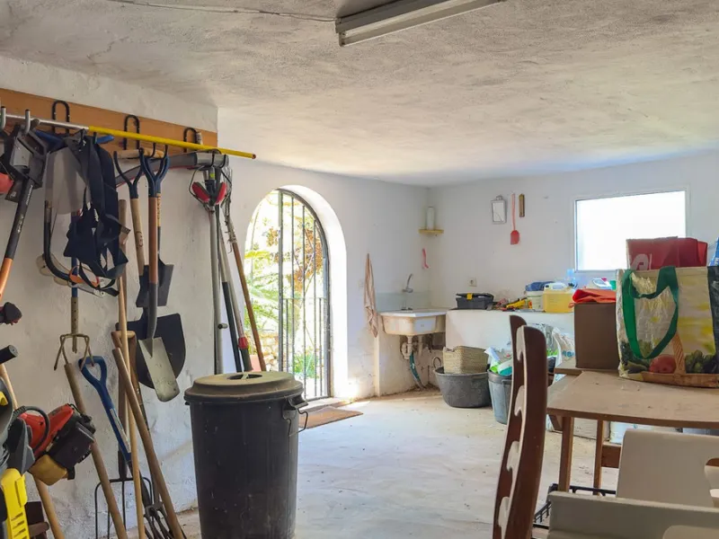 This hidden gem is nestled in a green oasis of nearly 4000m2, located 5 km from the lively village of Alhaurin el Grande, 20 km from the beaches of La Cala de Mijas, and 30 km from Malaga airport. Behind the walls of this historic estate lies a verdant wo