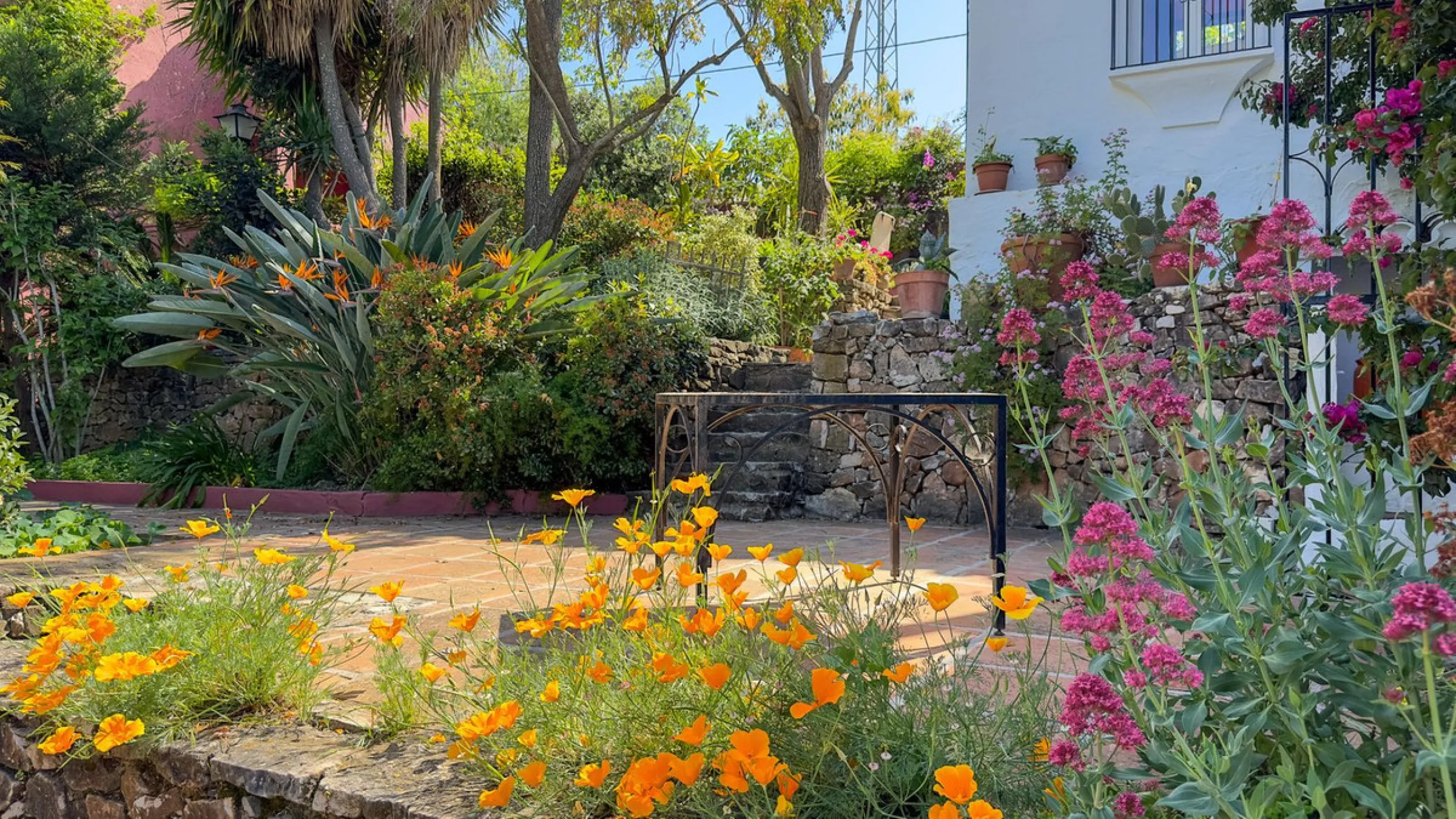 This hidden gem is nestled in a green oasis of nearly 4000m2, located 5 km from the lively village of Alhaurin el Grande, 20 km from the beaches of La Cala de Mijas, and 30 km from Malaga airport. Behind the walls of this historic estate lies a verdant wo