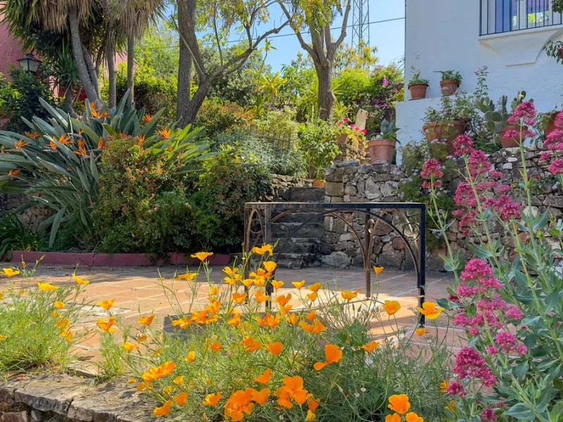 This hidden gem is nestled in a green oasis of nearly 4000m2, located 5 km from the lively village of Alhaurin el Grande, 20 km from the beaches of La Cala de Mijas, and 30 km from Malaga airport. Behind the walls of this historic estate lies a verdant wo