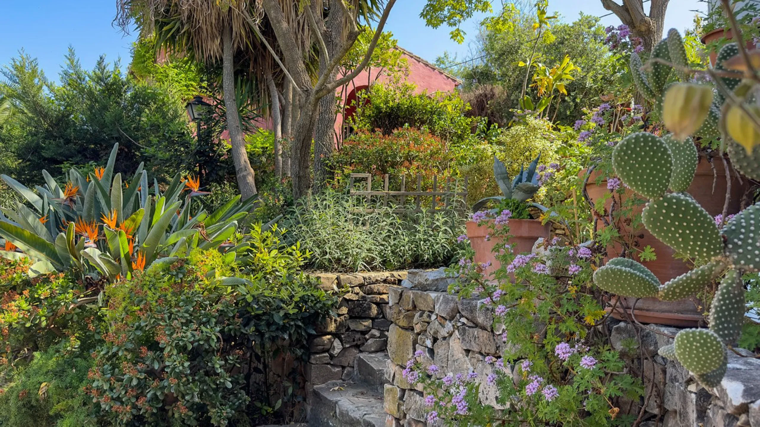 This hidden gem is nestled in a green oasis of nearly 4000m2, located 5 km from the lively village of Alhaurin el Grande, 20 km from the beaches of La Cala de Mijas, and 30 km from Malaga airport. Behind the walls of this historic estate lies a verdant wo