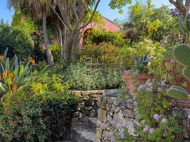 This hidden gem is nestled in a green oasis of nearly 4000m2, located 5 km from the lively village of Alhaurin el Grande, 20 km from the beaches of La Cala de Mijas, and 30 km from Malaga airport. Behind the walls of this historic estate lies a verdant wo