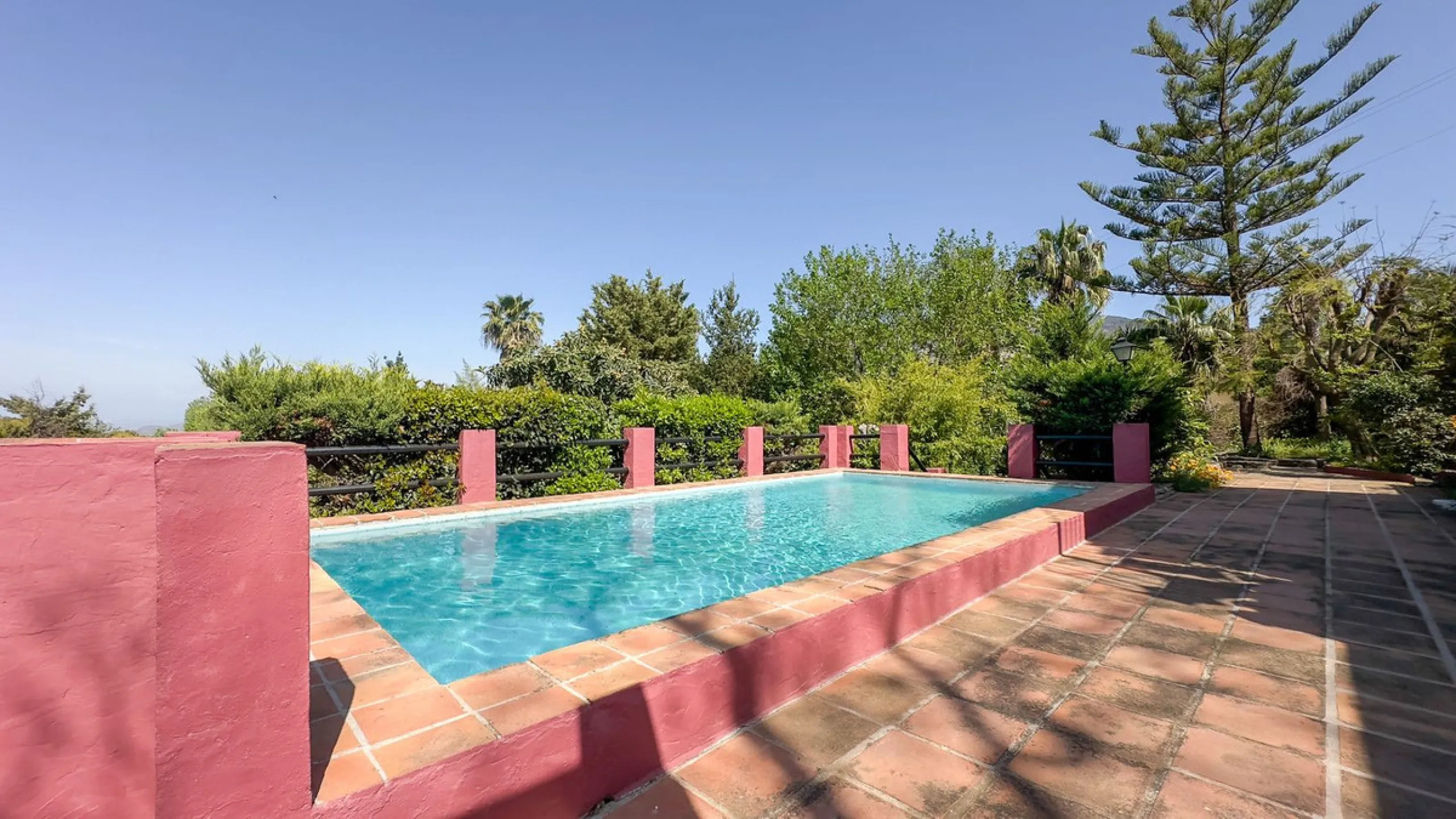 This hidden gem is nestled in a green oasis of nearly 4000m2, located 5 km from the lively village of Alhaurin el Grande, 20 km from the beaches of La Cala de Mijas, and 30 km from Malaga airport. Behind the walls of this historic estate lies a verdant wo