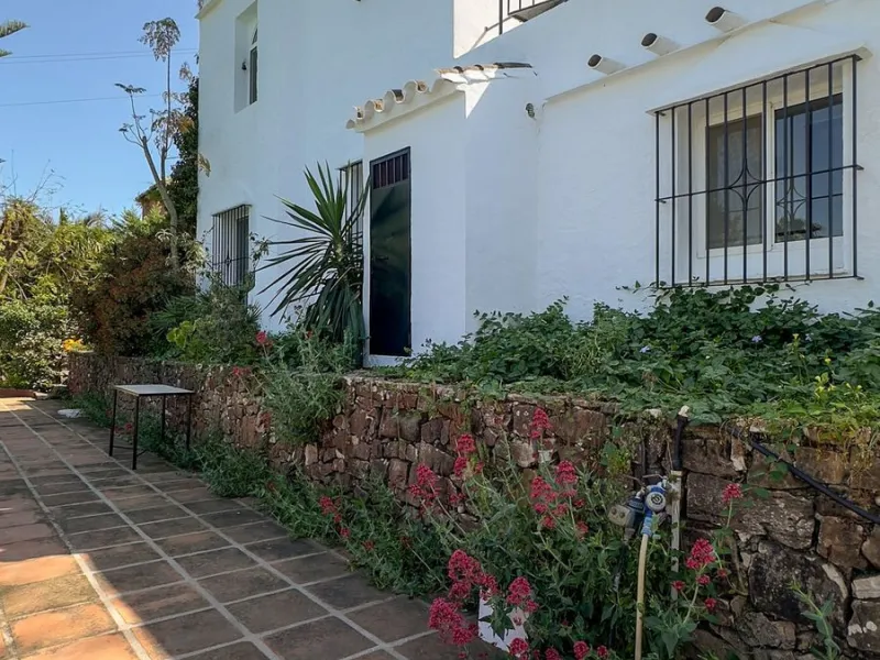 This hidden gem is nestled in a green oasis of nearly 4000m2, located 5 km from the lively village of Alhaurin el Grande, 20 km from the beaches of La Cala de Mijas, and 30 km from Malaga airport. Behind the walls of this historic estate lies a verdant wo