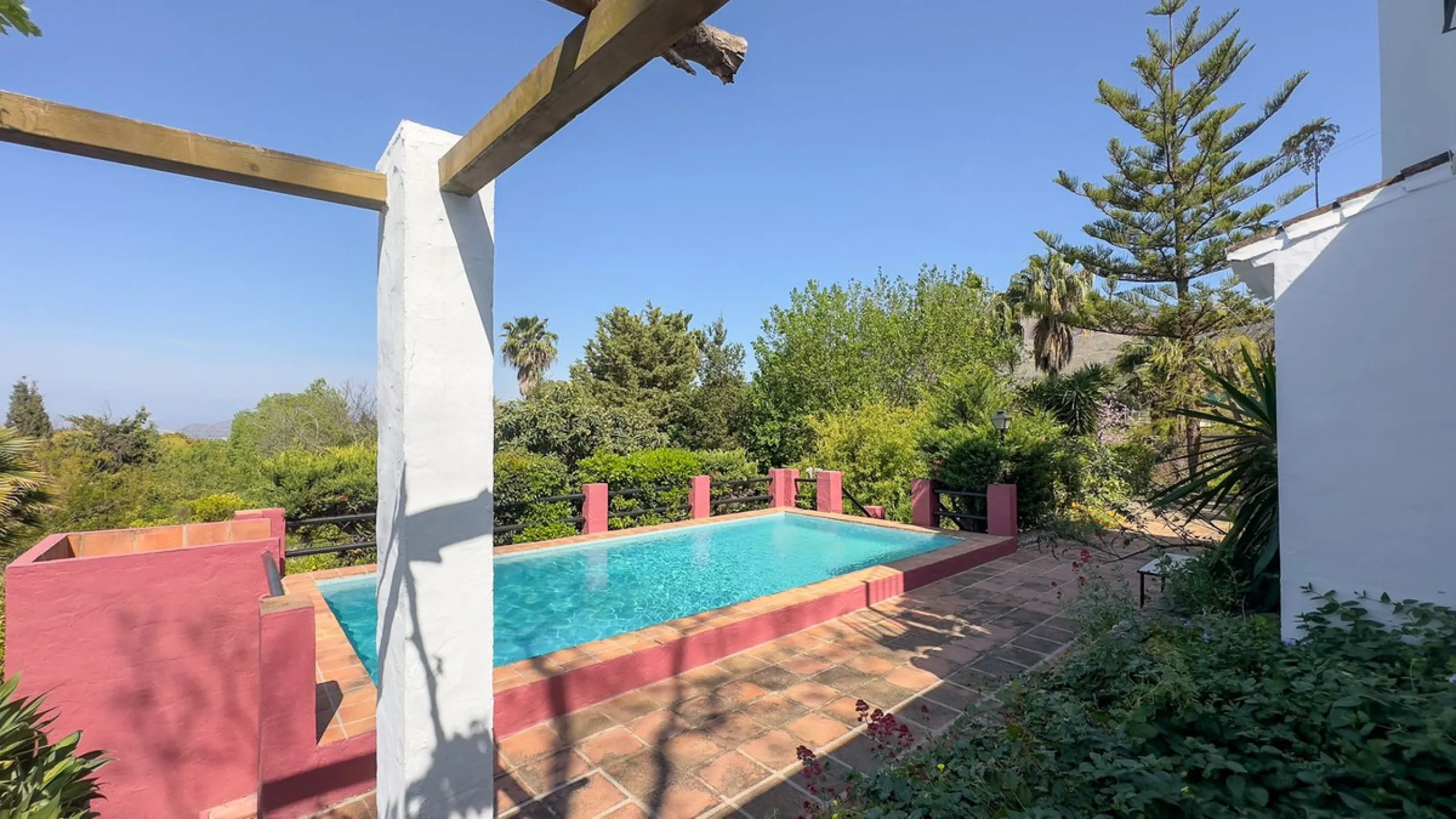 This hidden gem is nestled in a green oasis of nearly 4000m2, located 5 km from the lively village of Alhaurin el Grande, 20 km from the beaches of La Cala de Mijas, and 30 km from Malaga airport. Behind the walls of this historic estate lies a verdant wo