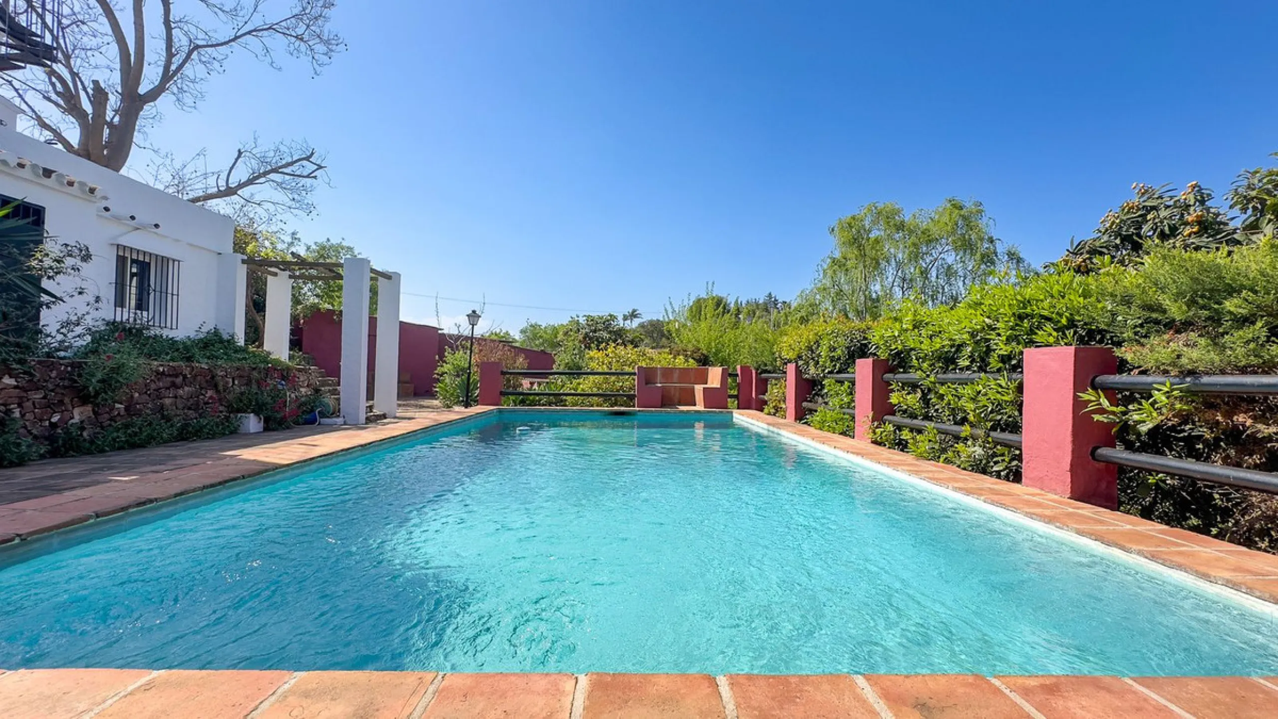 This hidden gem is nestled in a green oasis of nearly 4000m2, located 5 km from the lively village of Alhaurin el Grande, 20 km from the beaches of La Cala de Mijas, and 30 km from Malaga airport. Behind the walls of this historic estate lies a verdant wo