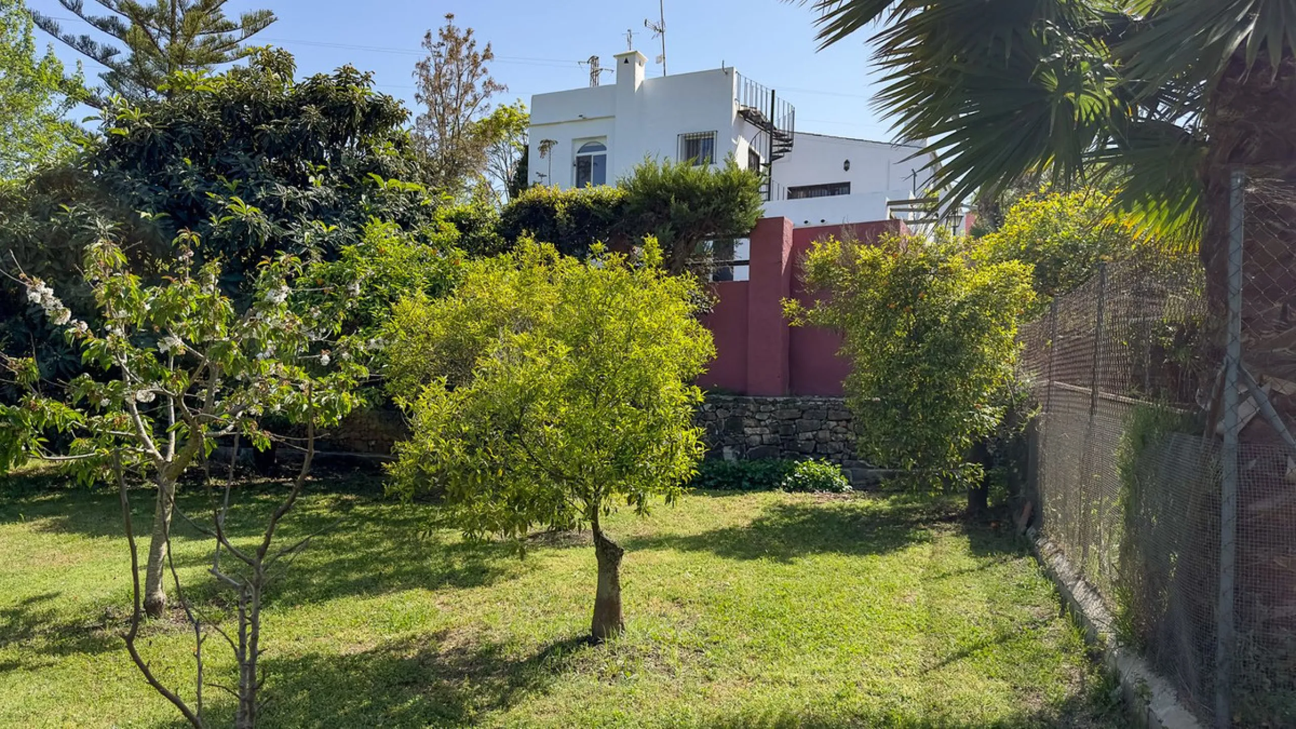 This hidden gem is nestled in a green oasis of nearly 4000m2, located 5 km from the lively village of Alhaurin el Grande, 20 km from the beaches of La Cala de Mijas, and 30 km from Malaga airport. Behind the walls of this historic estate lies a verdant wo
