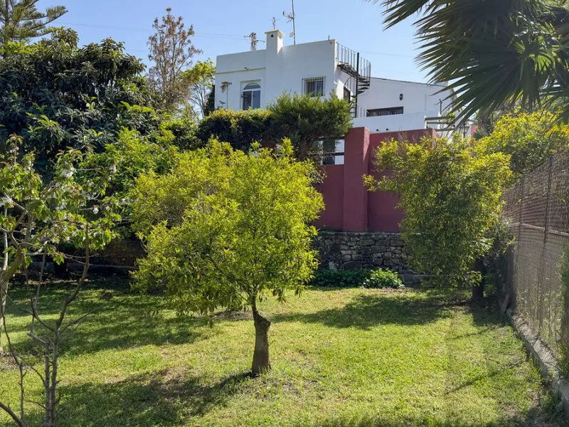 This hidden gem is nestled in a green oasis of nearly 4000m2, located 5 km from the lively village of Alhaurin el Grande, 20 km from the beaches of La Cala de Mijas, and 30 km from Malaga airport. Behind the walls of this historic estate lies a verdant wo