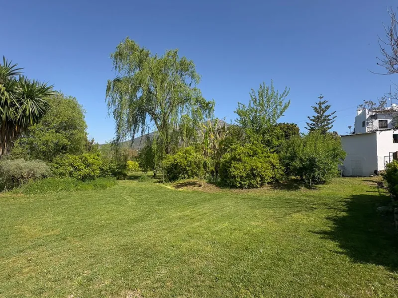 This hidden gem is nestled in a green oasis of nearly 4000m2, located 5 km from the lively village of Alhaurin el Grande, 20 km from the beaches of La Cala de Mijas, and 30 km from Malaga airport. Behind the walls of this historic estate lies a verdant wo