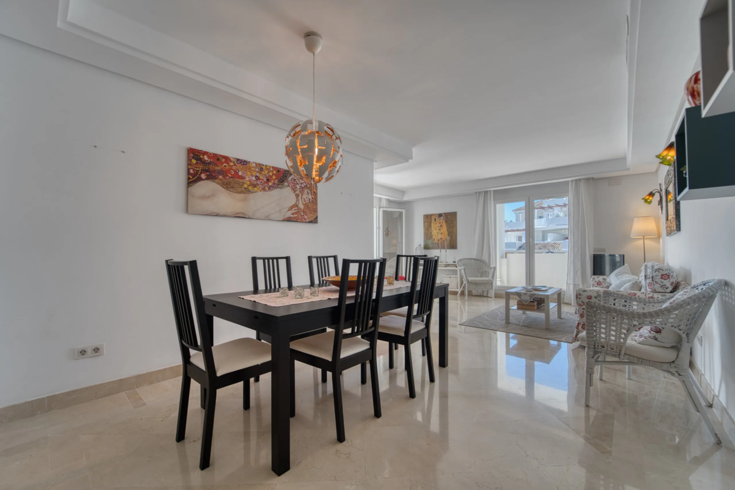 Apartment - Middle Floor Apartment в продаже в Marbella, Málaga. В доме 2 спален и 4 ванных комнат. Площадь дома 154 м²