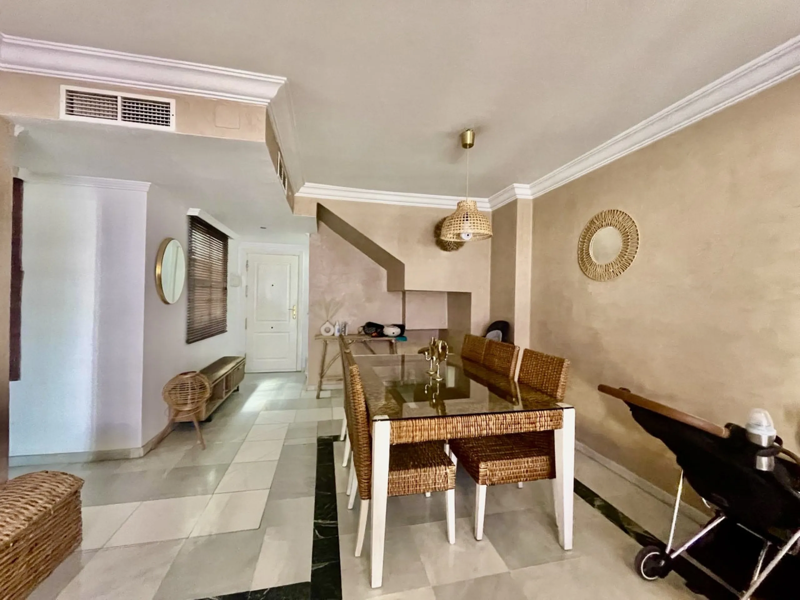 Apartment - Middle Floor Apartment в продаже в Marbella, Málaga. В доме 3 спален и 3 ванных комнат. Площадь дома 190 м²