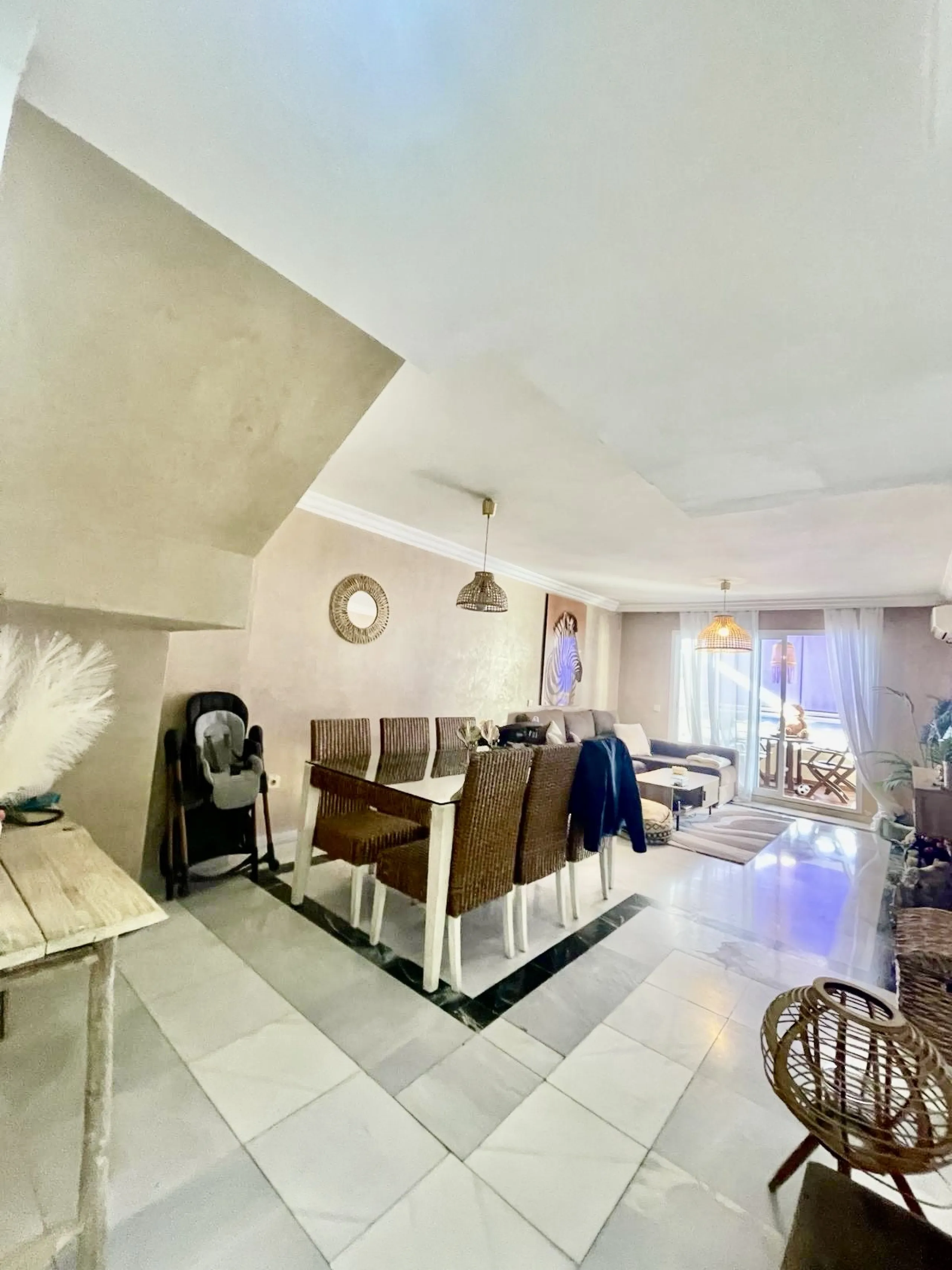 Apartment - Middle Floor Apartment в продаже в Marbella, Málaga. В доме 3 спален и 3 ванных комнат. Площадь дома 190 м²