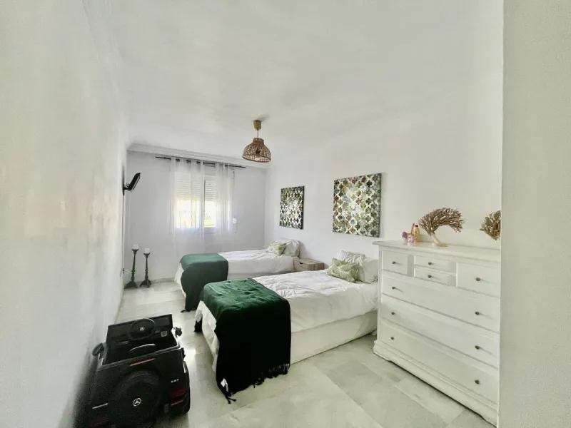 Apartment - Middle Floor Apartment в продаже в Marbella, Málaga. В доме 3 спален и 3 ванных комнат. Площадь дома 190 м²