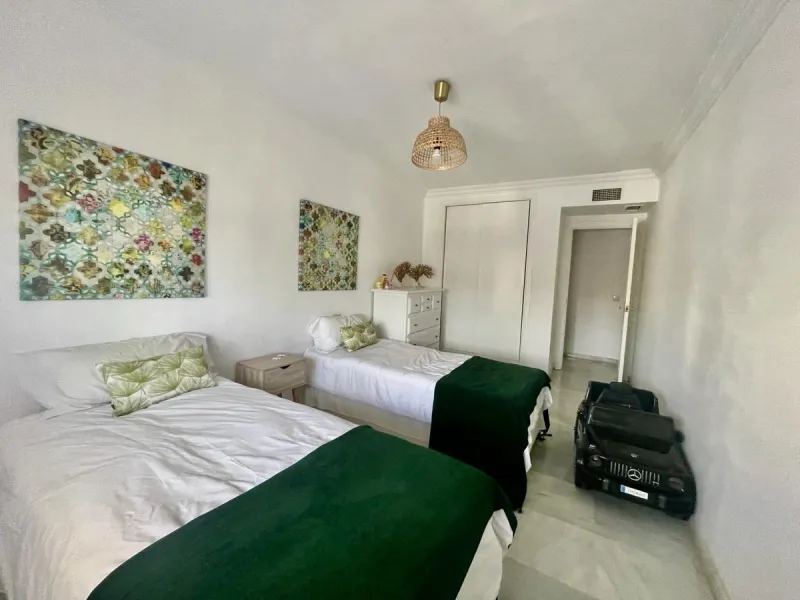 Apartment - Middle Floor Apartment в продаже в Marbella, Málaga. В доме 3 спален и 3 ванных комнат. Площадь дома 190 м²