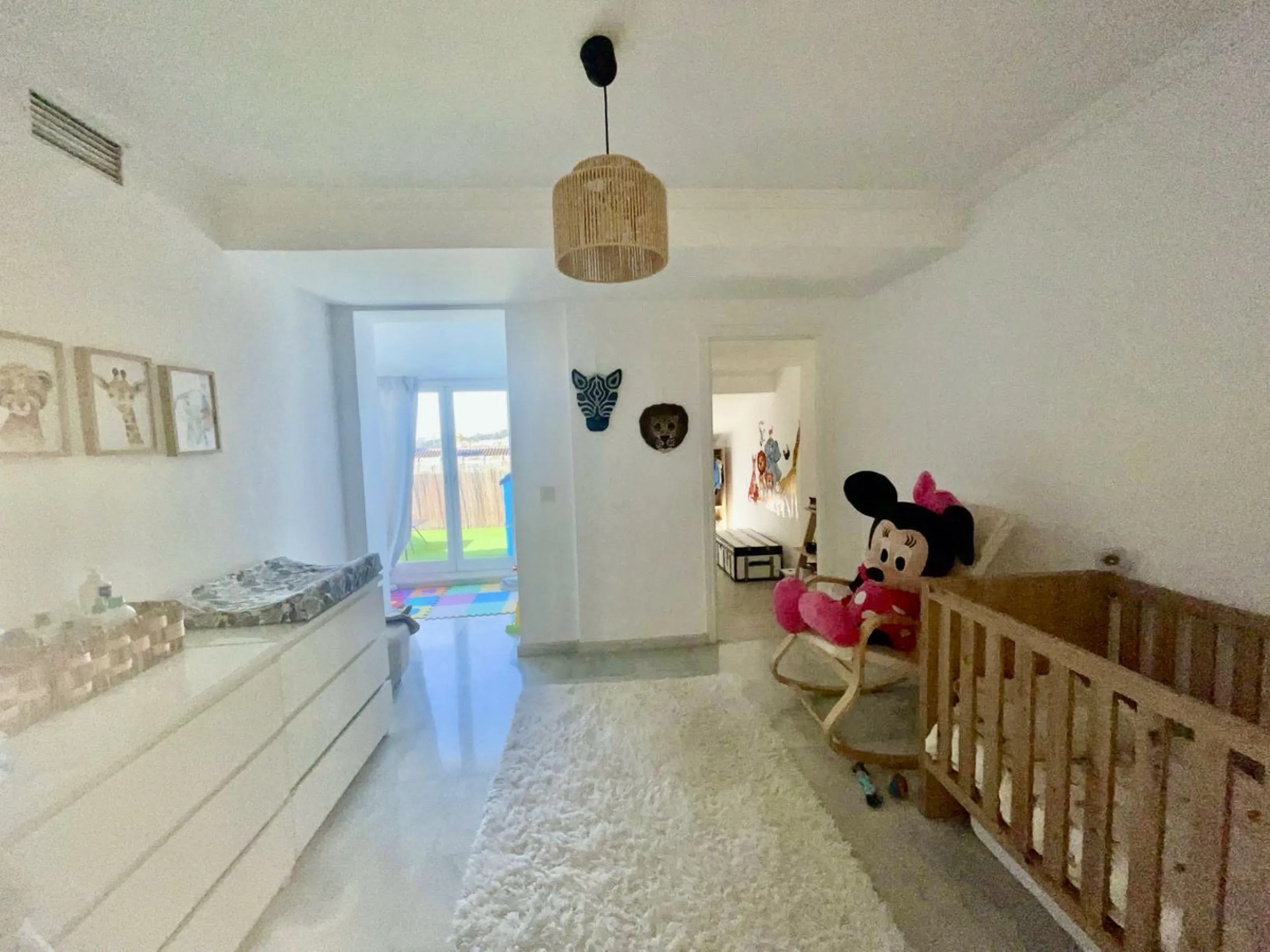 Apartment - Middle Floor Apartment в продаже в Marbella, Málaga. В доме 3 спален и 3 ванных комнат. Площадь дома 190 м²