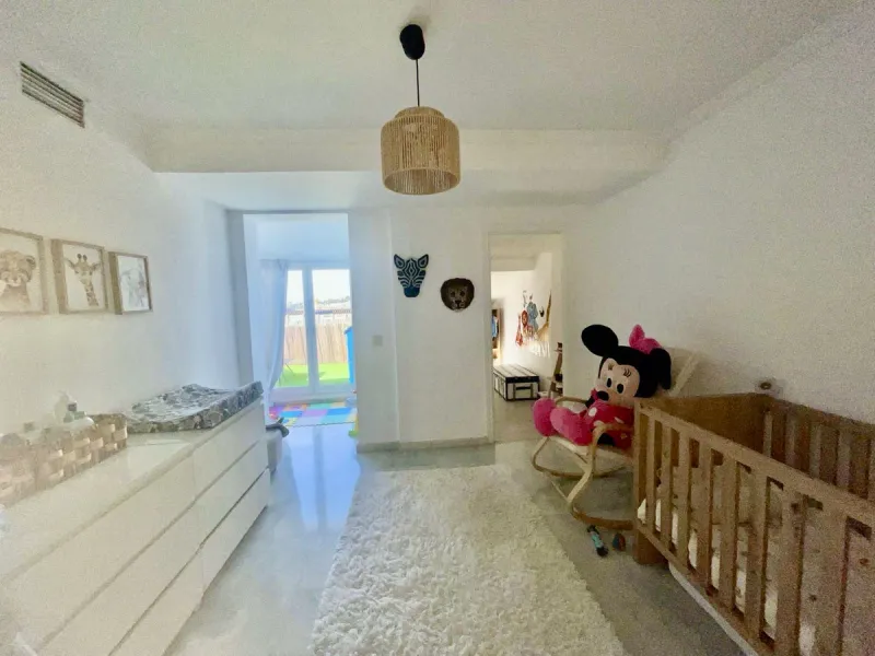 Apartment - Middle Floor Apartment в продаже в Marbella, Málaga. В доме 3 спален и 3 ванных комнат. Площадь дома 190 м²