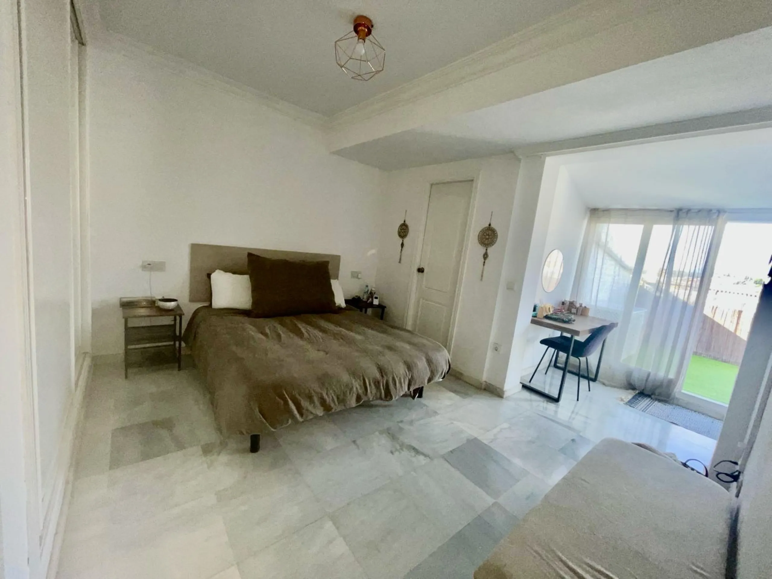 Apartment - Middle Floor Apartment в продаже в Marbella, Málaga. В доме 3 спален и 3 ванных комнат. Площадь дома 190 м²