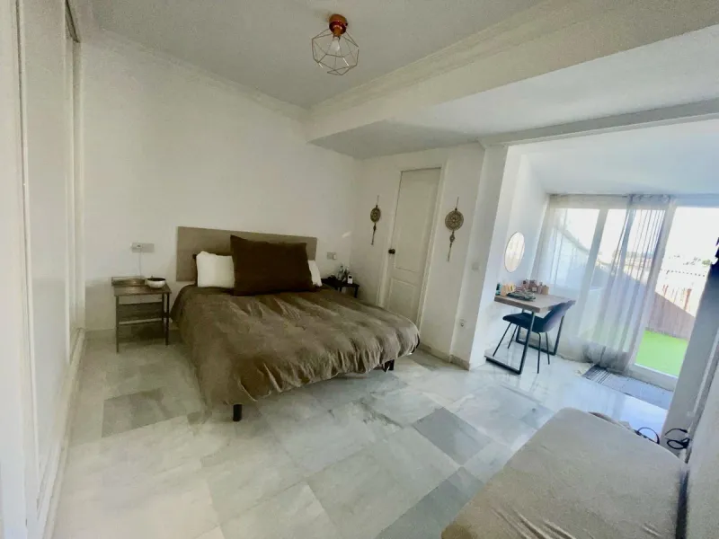 Apartment - Middle Floor Apartment в продаже в Marbella, Málaga. В доме 3 спален и 3 ванных комнат. Площадь дома 190 м²
