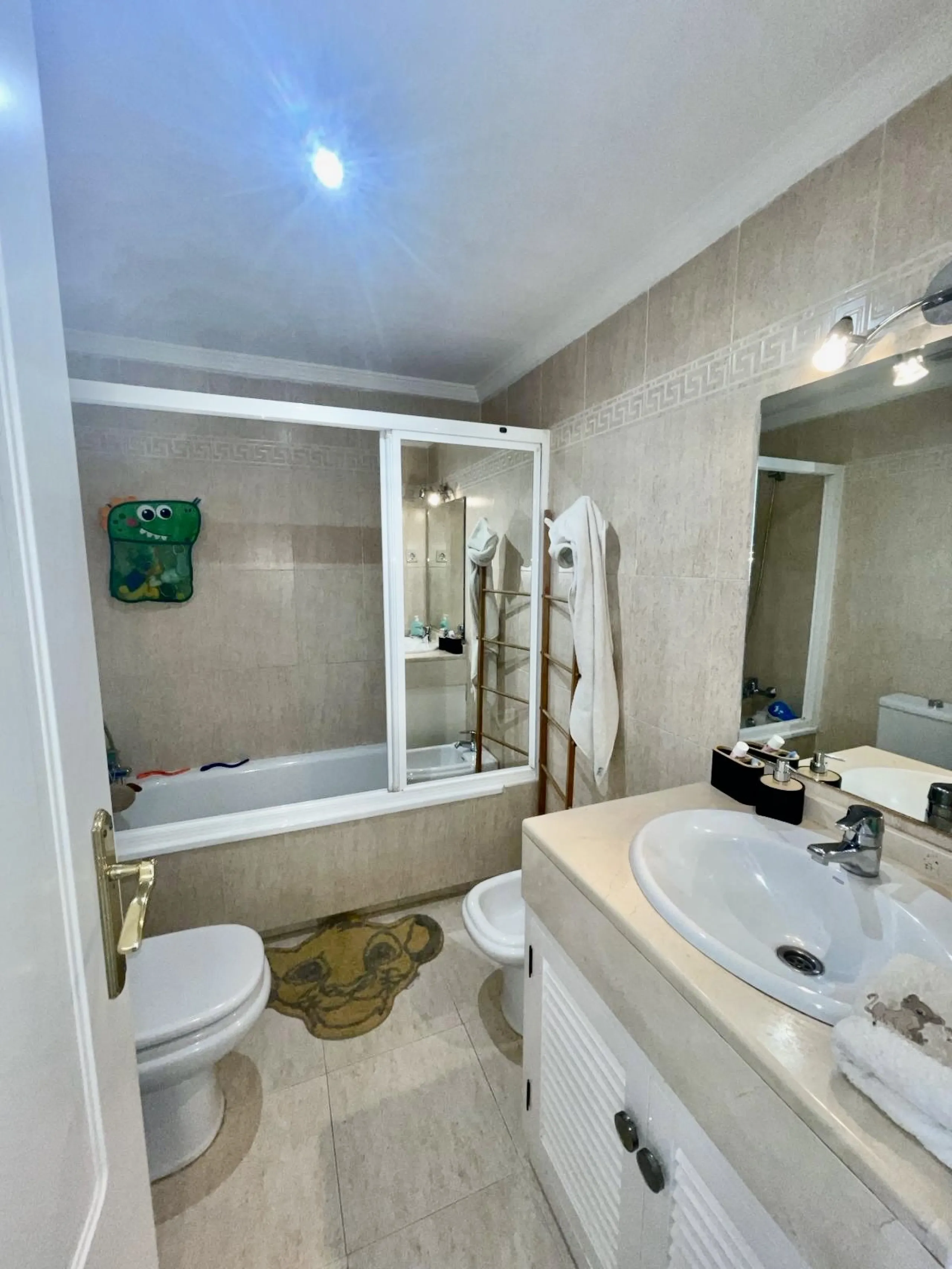 Apartment - Middle Floor Apartment в продаже в Marbella, Málaga. В доме 3 спален и 3 ванных комнат. Площадь дома 190 м²