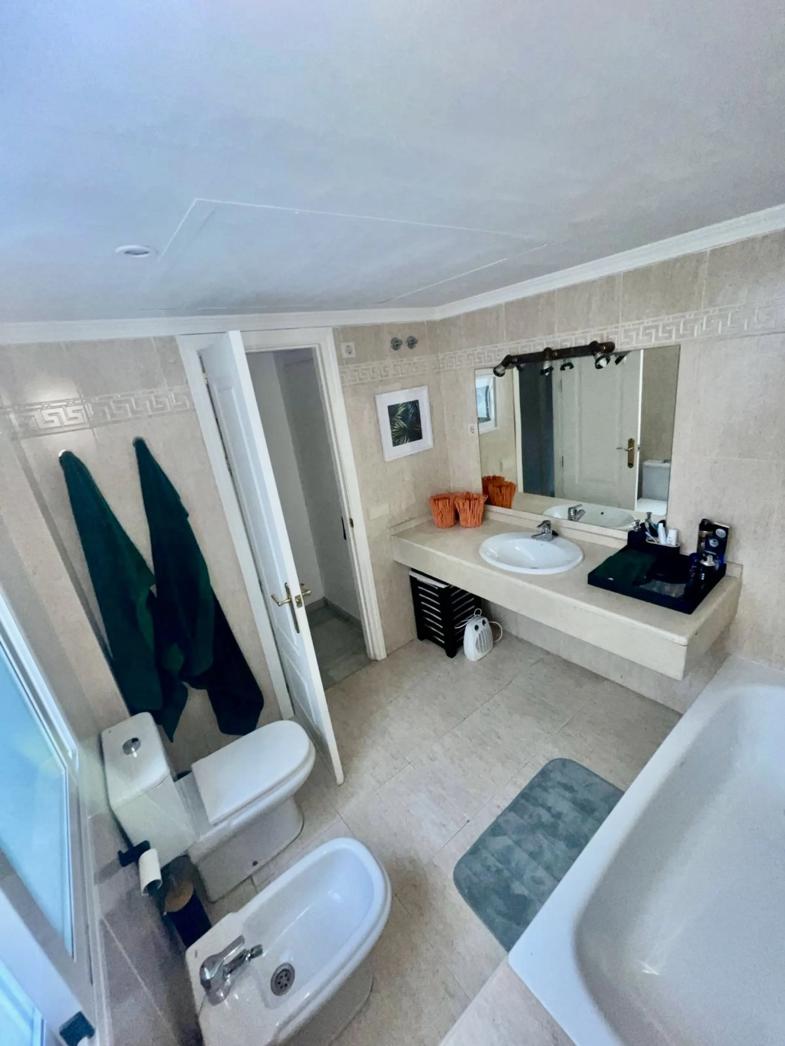 Apartment - Middle Floor Apartment в продаже в Marbella, Málaga. В доме 3 спален и 3 ванных комнат. Площадь дома 190 м²