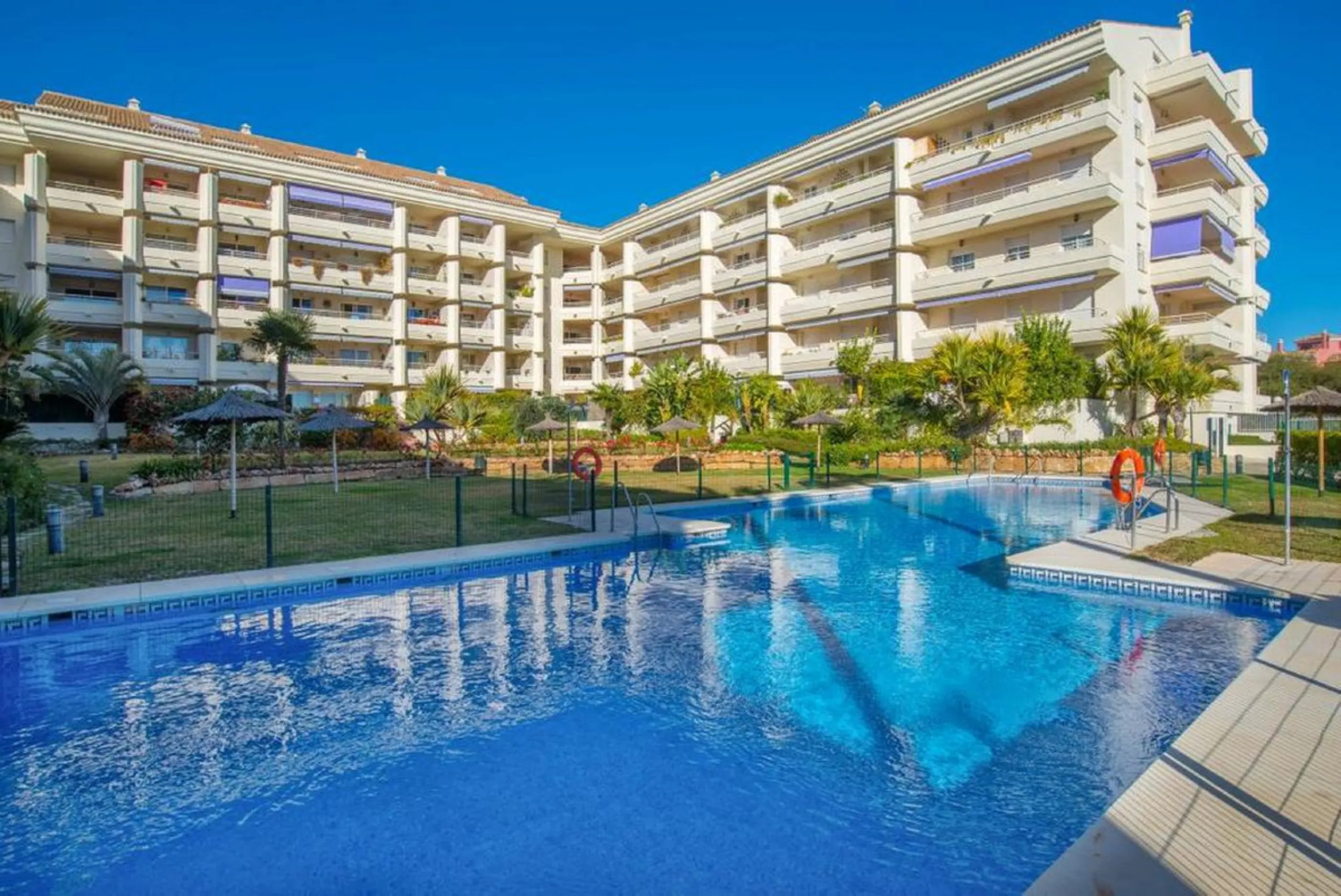 Apartment - Middle Floor Apartment в продаже в Marbella, Málaga. В доме 3 спален и 3 ванных комнат. Площадь дома 190 м²