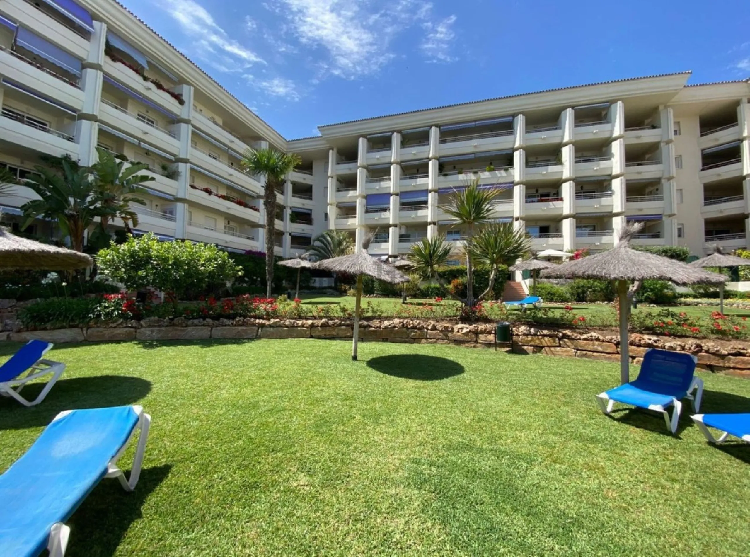 Apartment - Middle Floor Apartment в продаже в Marbella, Málaga. В доме 3 спален и 3 ванных комнат. Площадь дома 190 м²