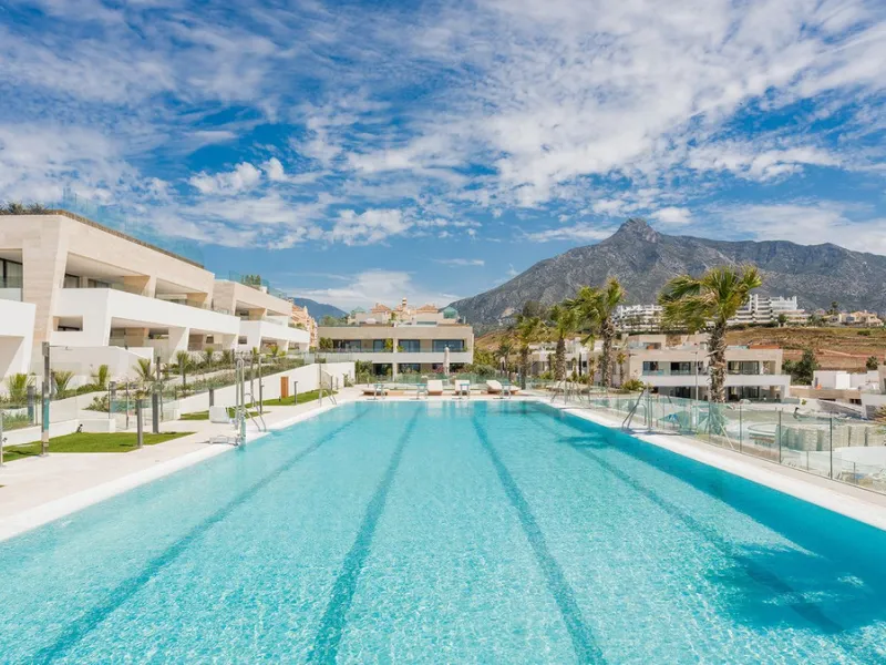 We are pleased to introduce this luxurious ground floor duplex apartment with stunning sea and mountain views in the prestigious EPIC Marbella complex, Phase 2.