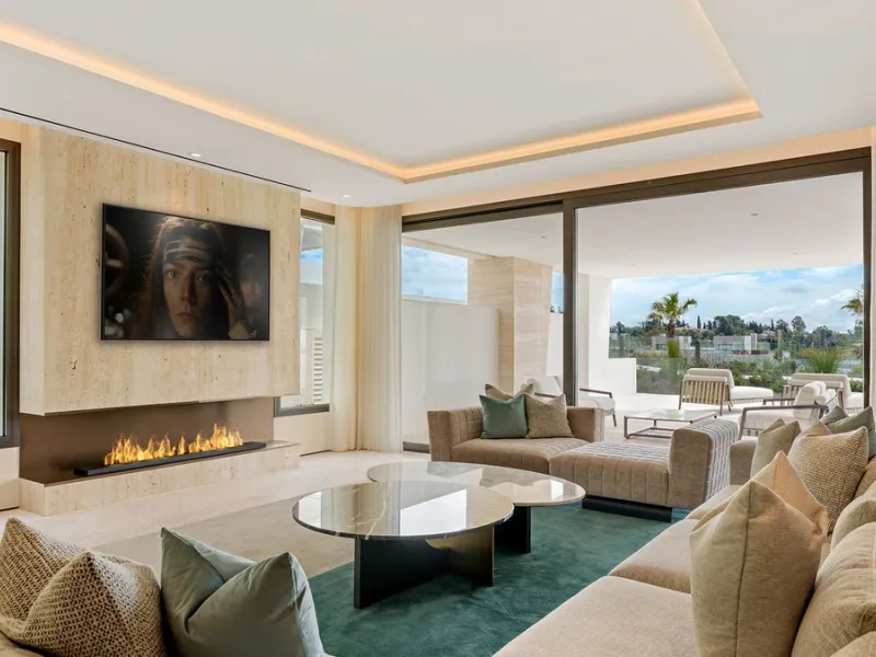 We are pleased to introduce this luxurious ground floor duplex apartment with stunning sea and mountain views in the prestigious EPIC Marbella complex, Phase 2.