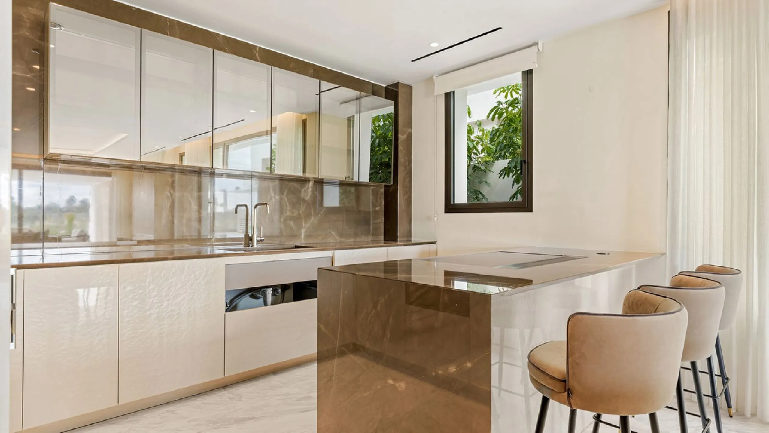 We are pleased to introduce this luxurious ground floor duplex apartment with stunning sea and mountain views in the prestigious EPIC Marbella complex, Phase 2.