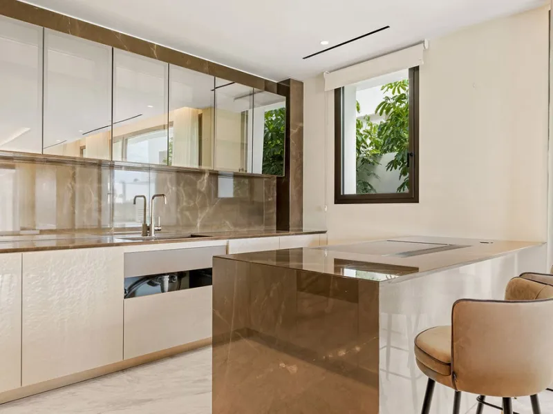 We are pleased to introduce this luxurious ground floor duplex apartment with stunning sea and mountain views in the prestigious EPIC Marbella complex, Phase 2.