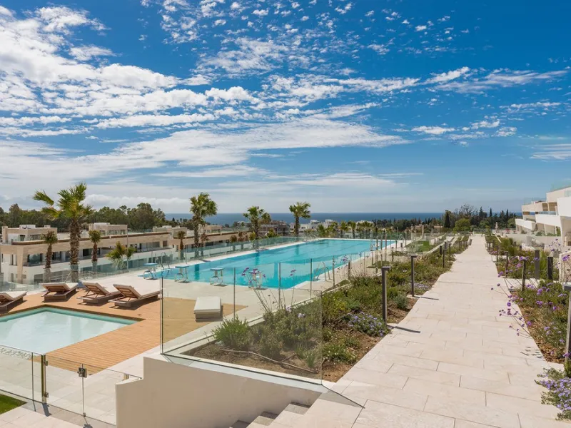 We are pleased to introduce this luxurious ground floor duplex apartment with stunning sea and mountain views in the prestigious EPIC Marbella complex, Phase 2.