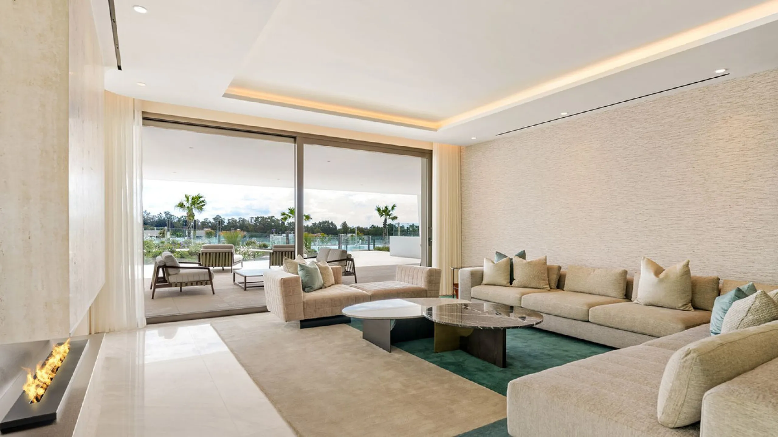 We are pleased to introduce this luxurious ground floor duplex apartment with stunning sea and mountain views in the prestigious EPIC Marbella complex, Phase 2.