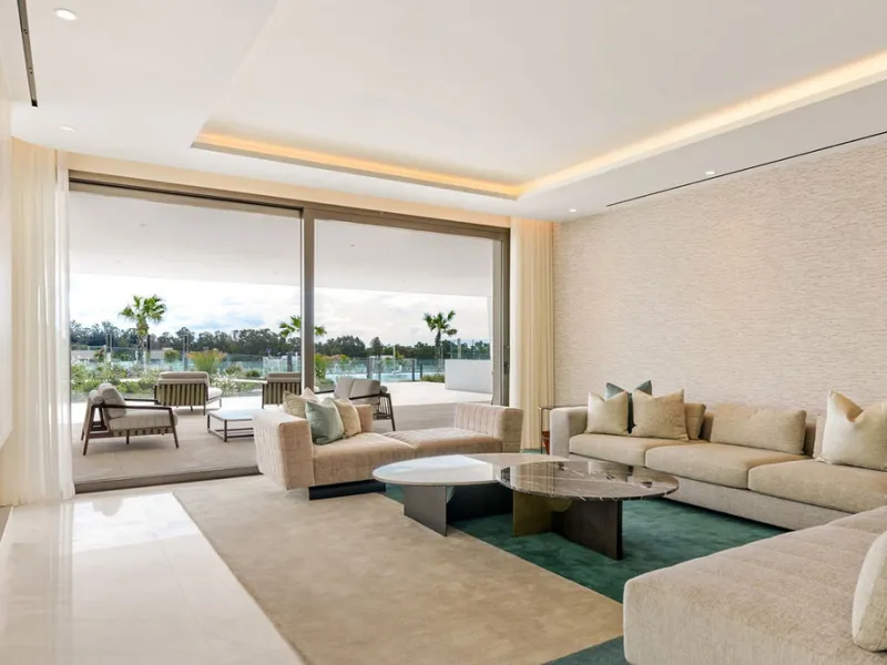 We are pleased to introduce this luxurious ground floor duplex apartment with stunning sea and mountain views in the prestigious EPIC Marbella complex, Phase 2.