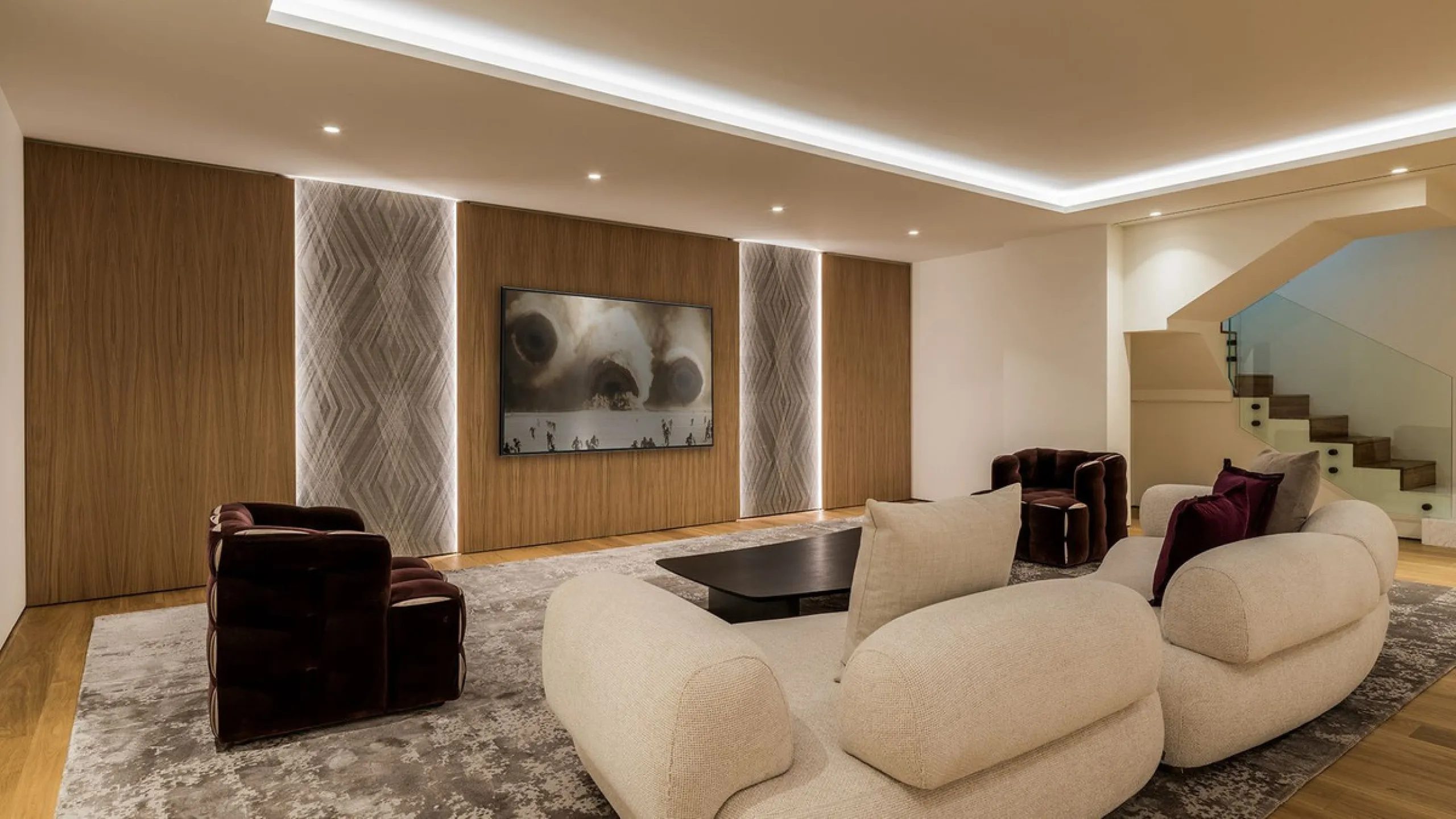 We are pleased to introduce this luxurious ground floor duplex apartment with stunning sea and mountain views in the prestigious EPIC Marbella complex, Phase 2.