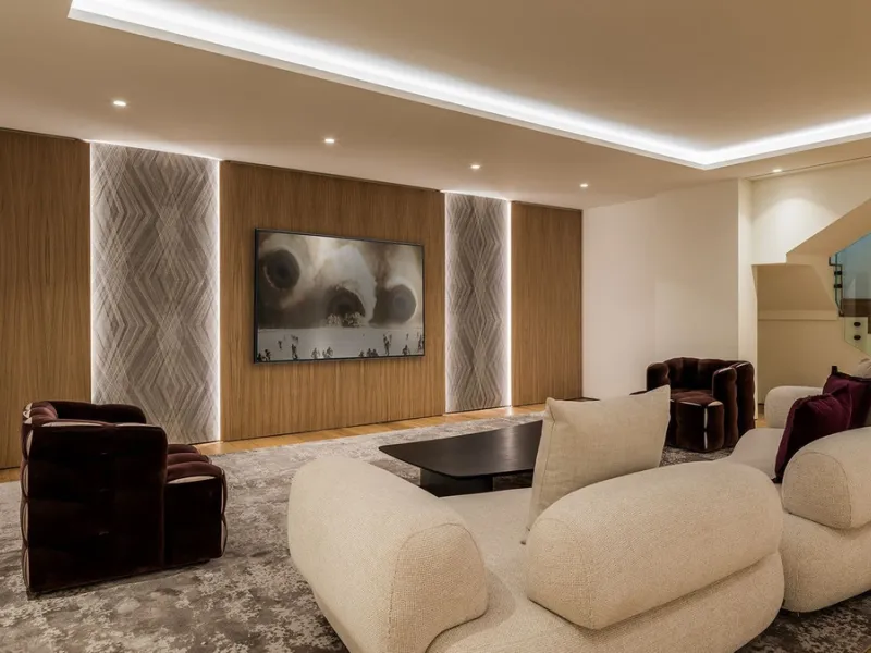 We are pleased to introduce this luxurious ground floor duplex apartment with stunning sea and mountain views in the prestigious EPIC Marbella complex, Phase 2.