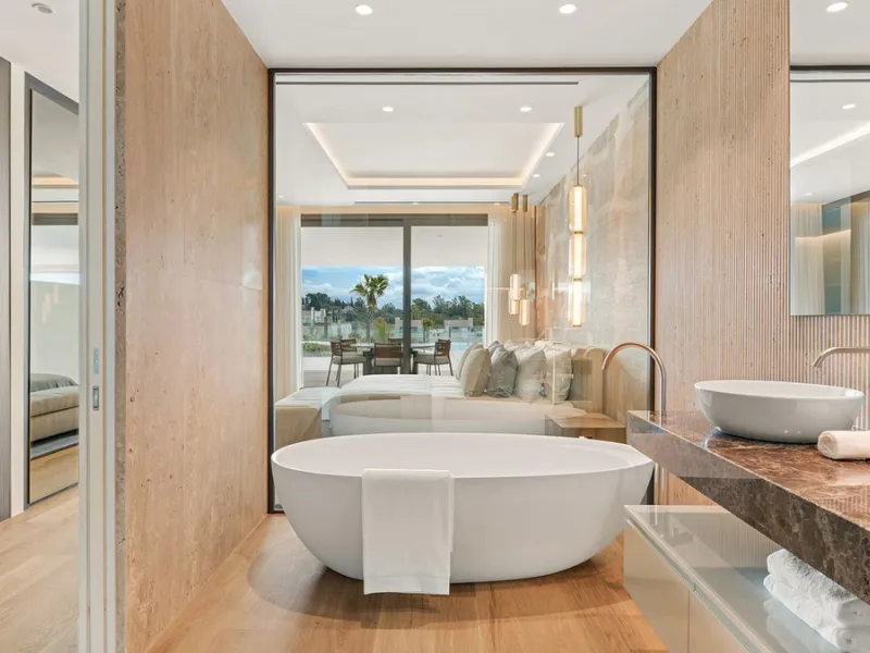 We are pleased to introduce this luxurious ground floor duplex apartment with stunning sea and mountain views in the prestigious EPIC Marbella complex, Phase 2.